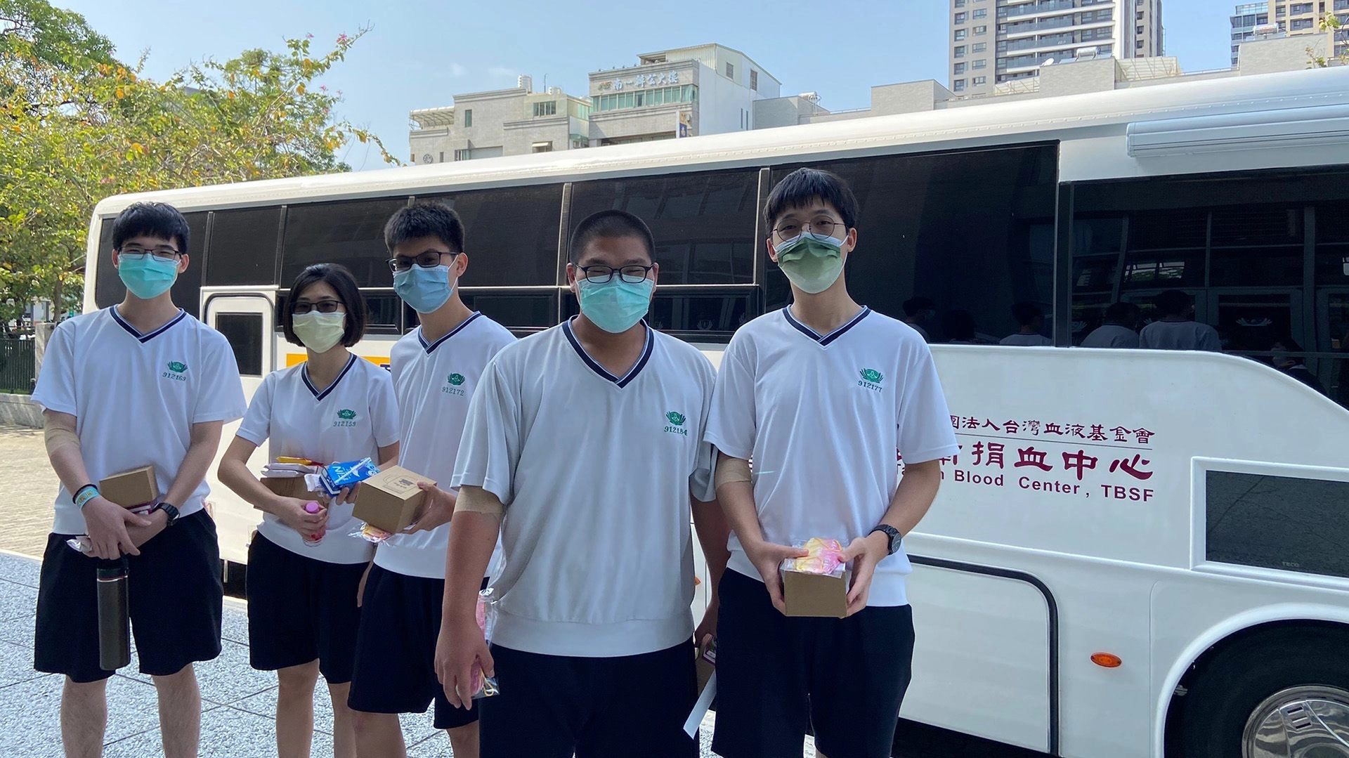年滿17歲符合捐血條件之一,高二許多同學紛紛捲起衣袖響應校園捐血活動。