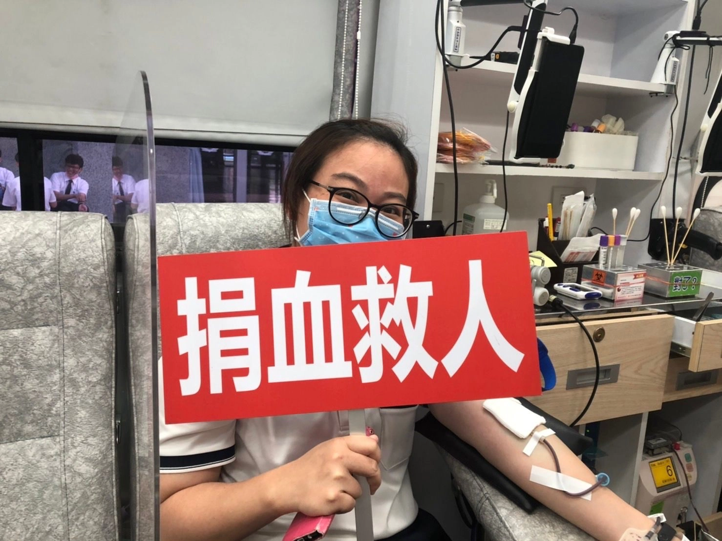 謝惠雅老師有定期捐血習慣,此次一起響應校園捐血活動。