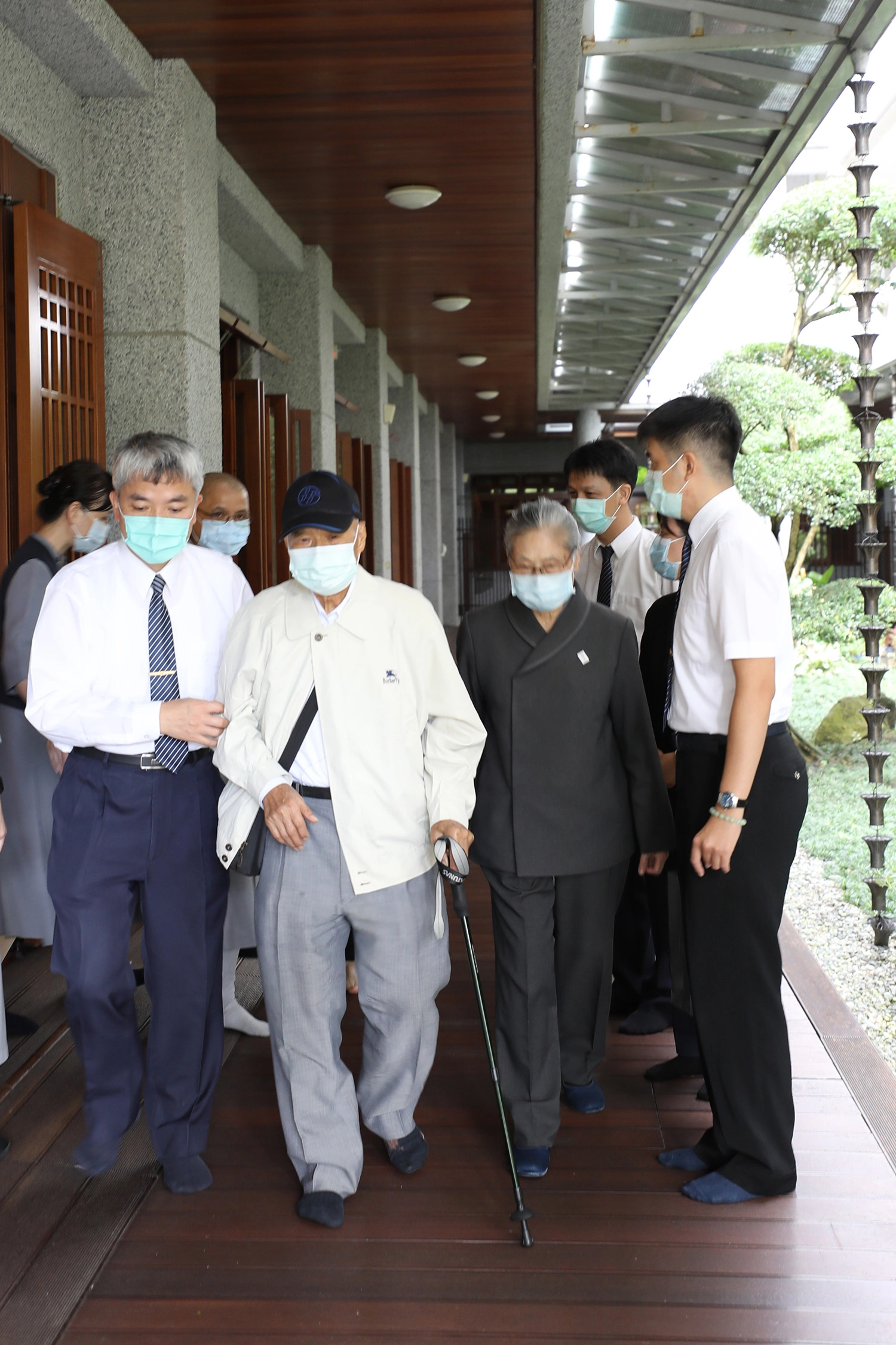 復健醫學部主任梁忠詔(左一)非常敬重恩師連教授(左二),圖左三為林碧玉副總執行長。