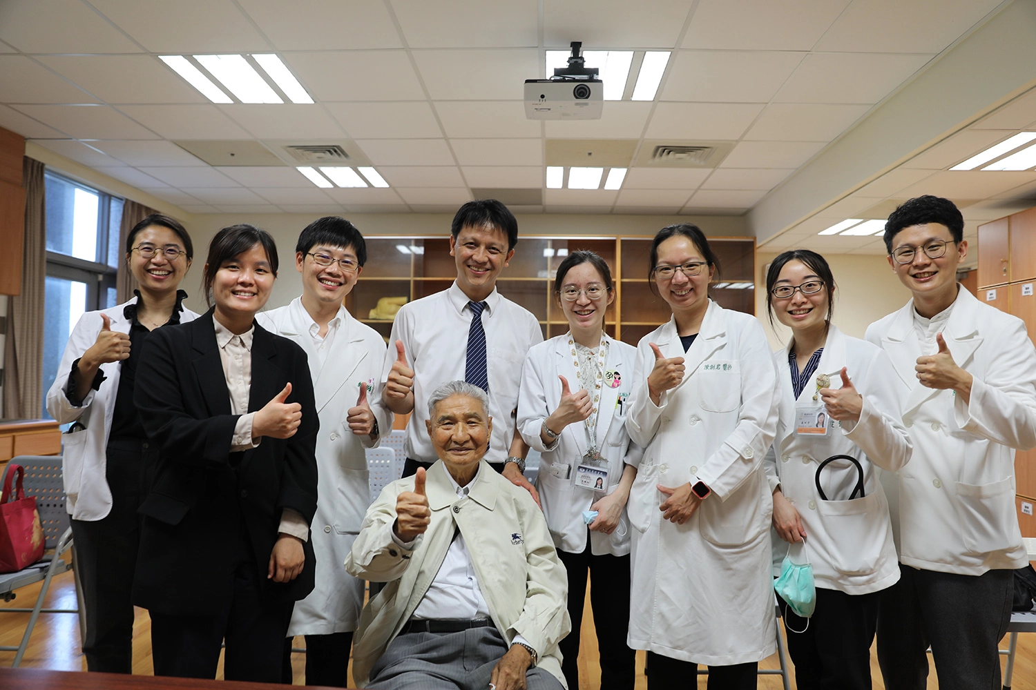 慈大醫學系校友、復健醫學部副主任洪浴洲(後排左四)慨嘆,日後與學弟學妹再也看不到連教授身影。