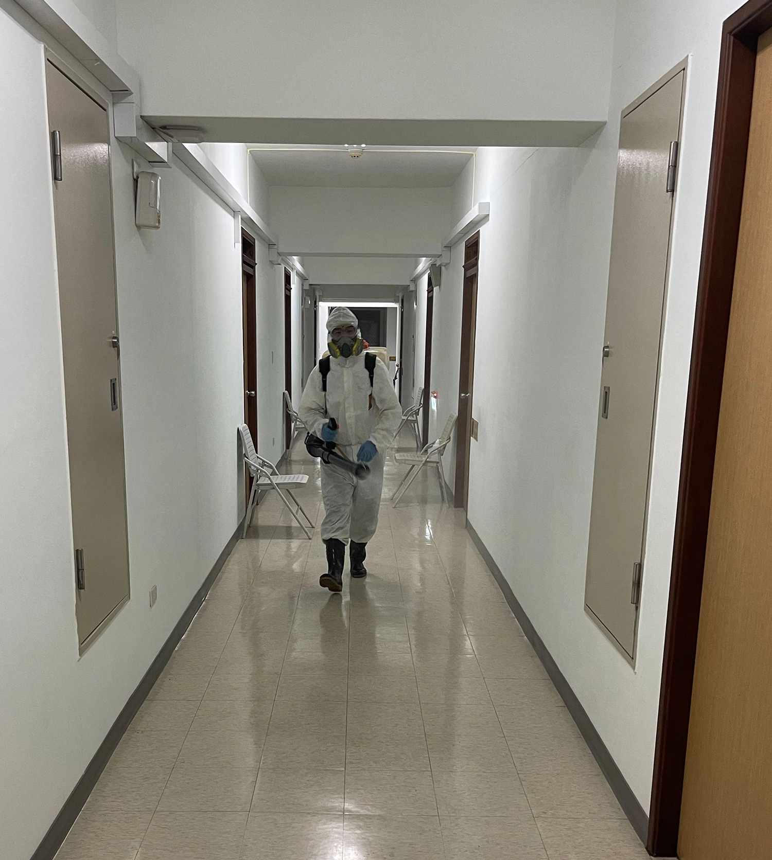 當學生隔離結束後,展開學生宿舍寢室消毒。