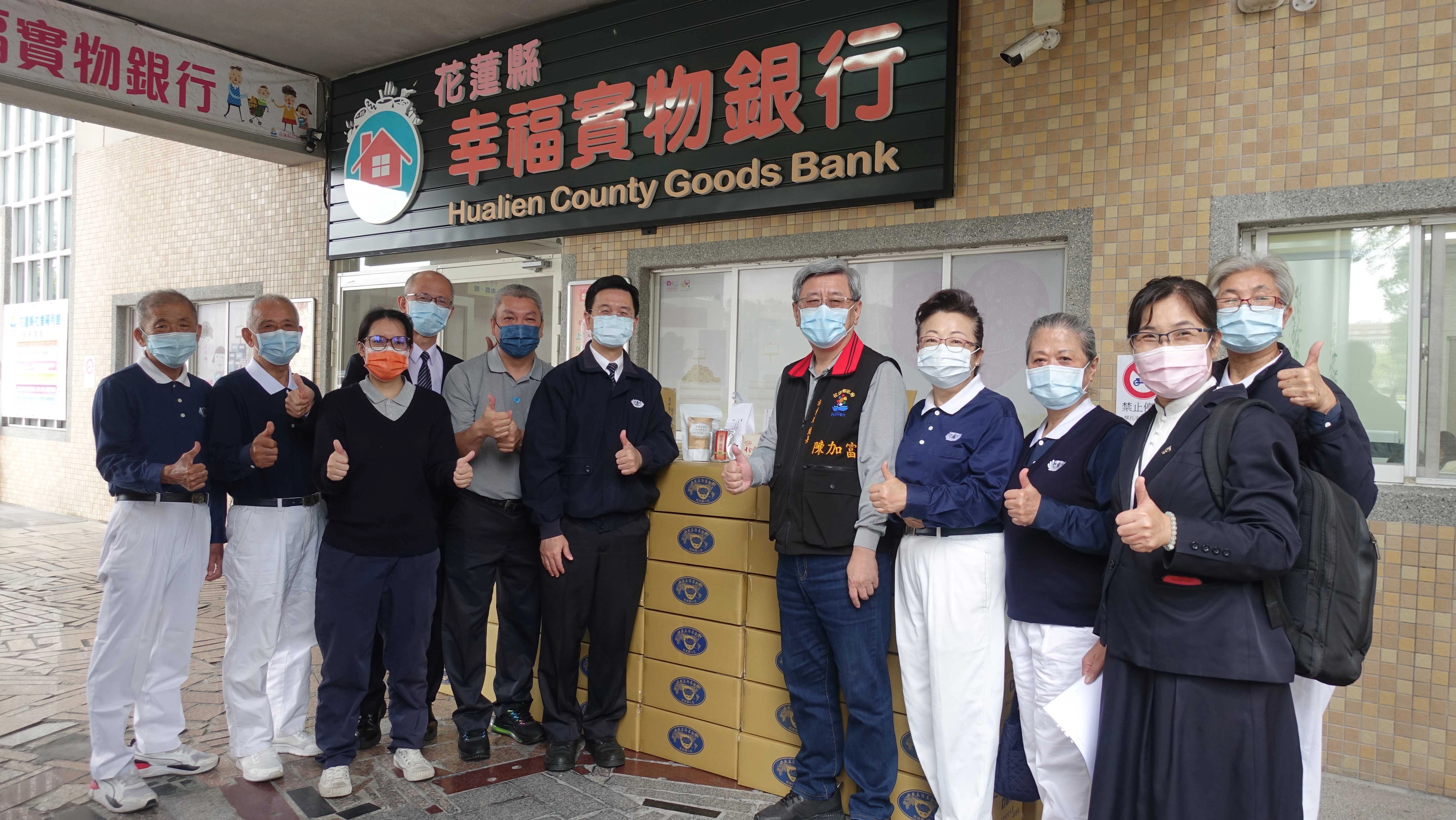 慈濟捐贈200箱安心祝福禮給花蓮縣政府提供居家隔離、居家照護者,4月20日於花蓮社會處幸福實物銀行進行捐贈儀式。(攝影:陳誼謙)