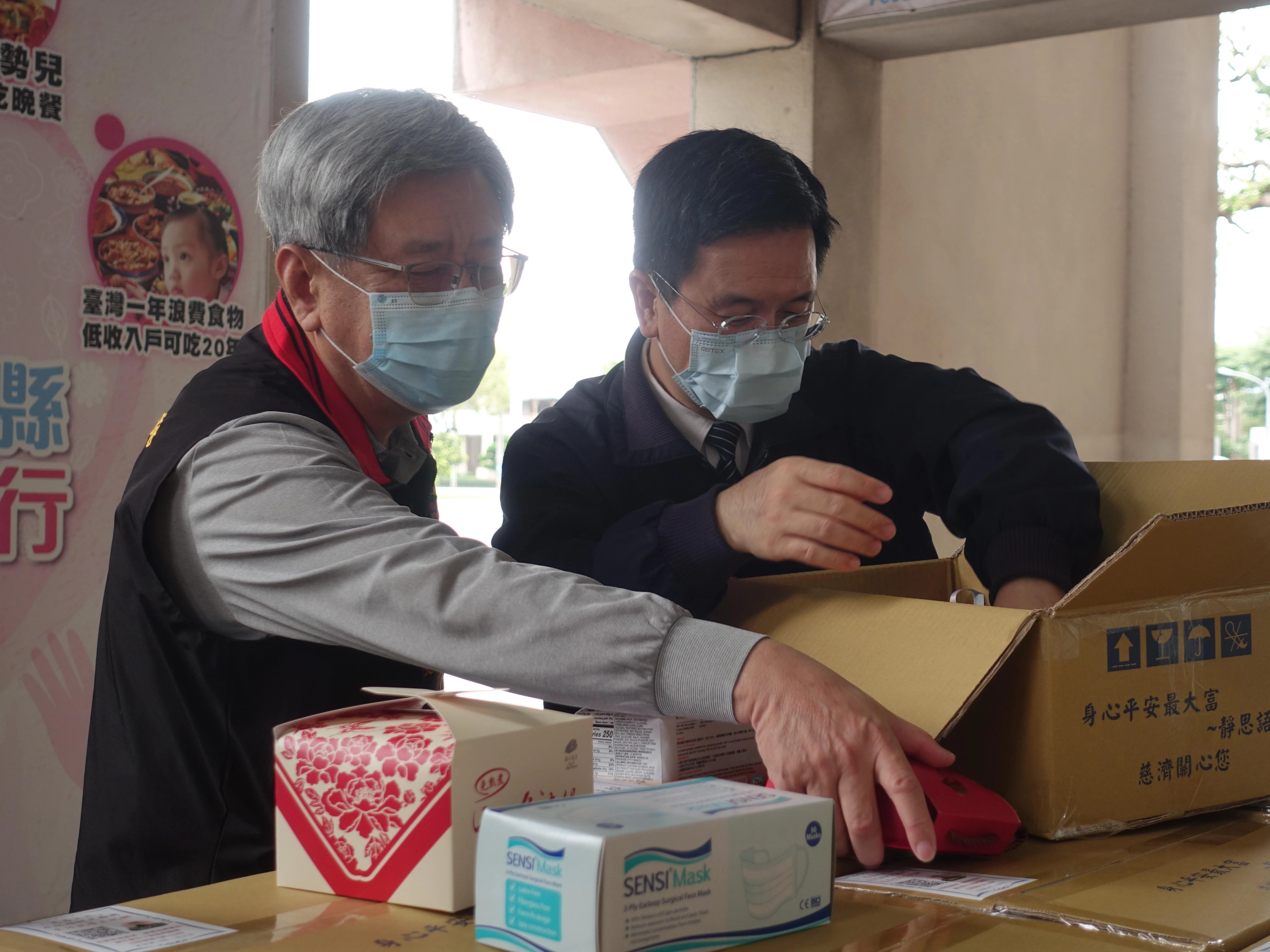 慈濟慈善事業基金會執辦主任王運敬(右)向花蓮縣社會處長陳加富(左)介紹安心祝福禮內容。(攝影:陳誼謙)