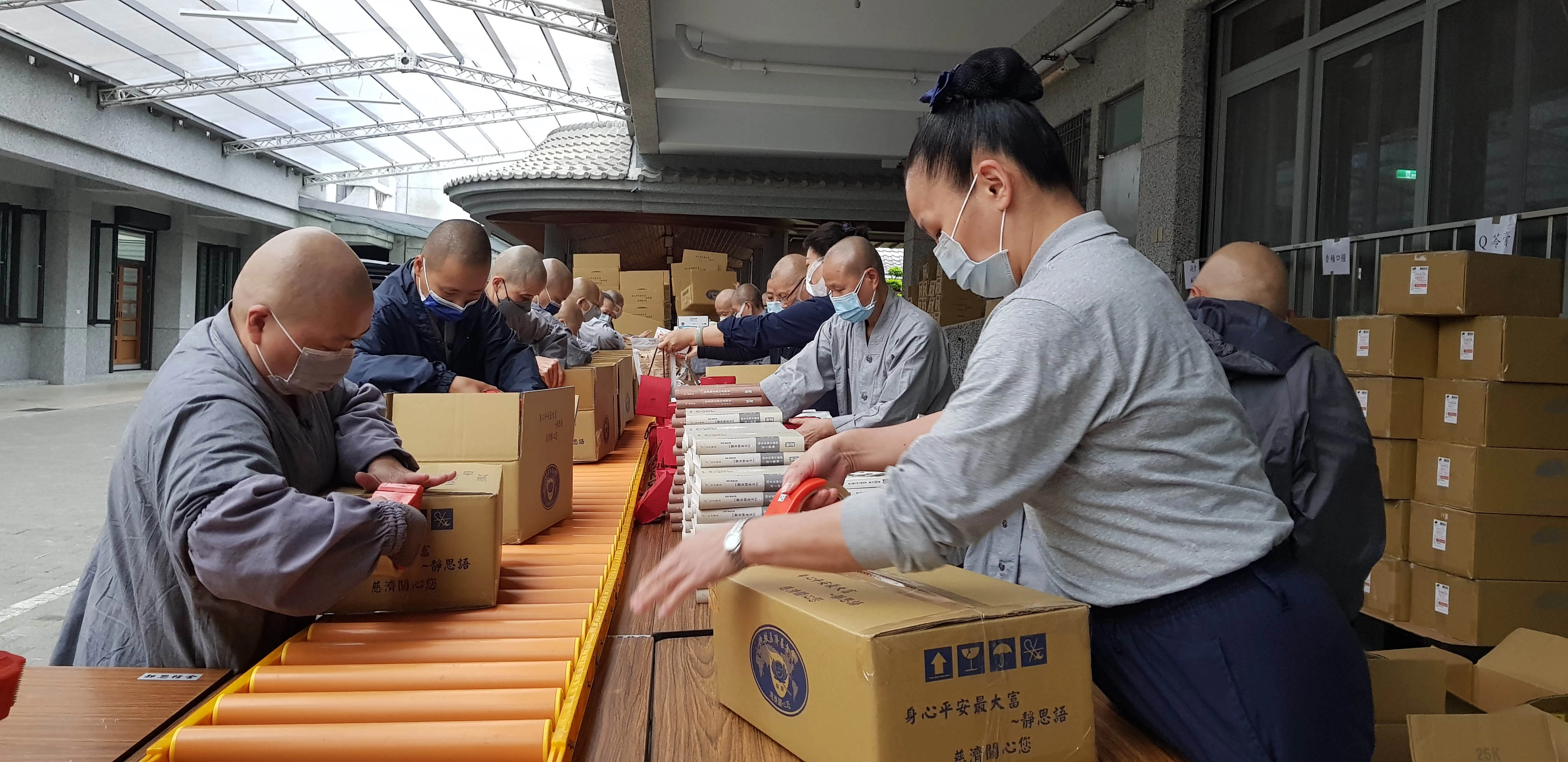 慈濟捐贈200箱安心祝福禮給花蓮縣政府提供居家隔離、居家照護者,4月19日在靜思精舍進行包裝。(攝影:吳旬枝)
