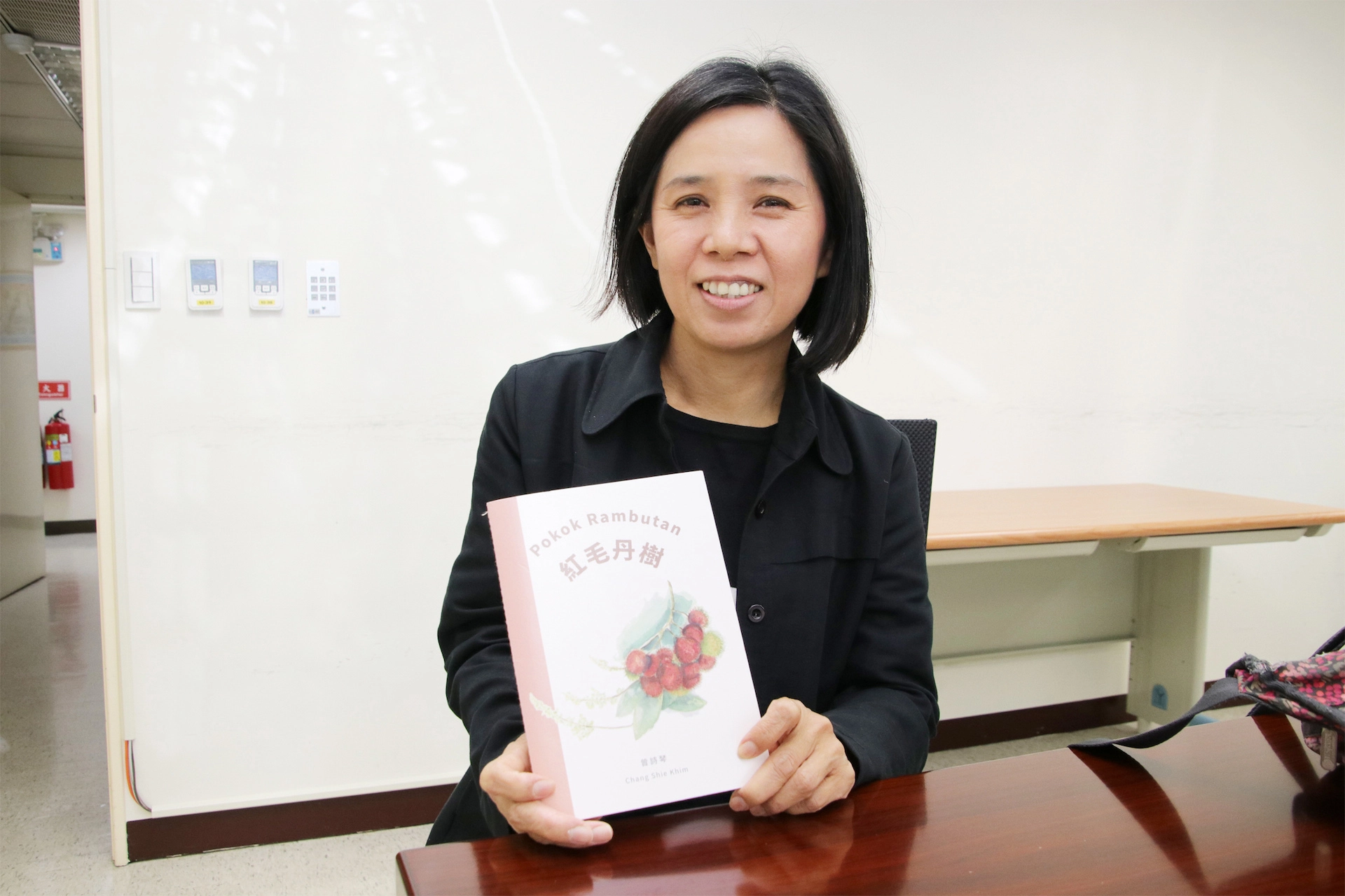 曾詩琴也於109年發行中文及馬來西亞母語繪本《紅毛丹樹》,開啟斜槓新人生。
