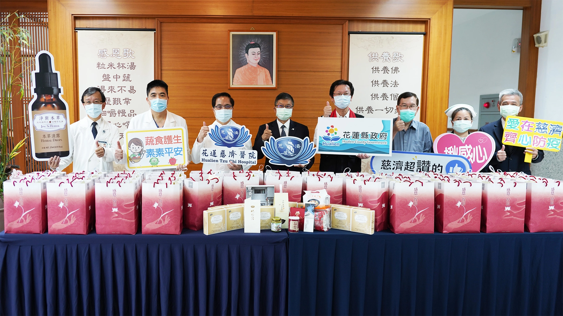 今日出席致贈儀式,包括慈濟基金會副執行長劉效成(左四)、花蓮慈濟醫院院長林欣榮(左三)、副院長羅慶徽(左二)、主任秘書陳星助(右一)、醫務秘書李毅(左一)、護理部主任鍾惠君(右二),以及花蓮縣衛生局局長朱家祥(右四)、加強型防疫旅館經理林于凱(右三)等人與會。