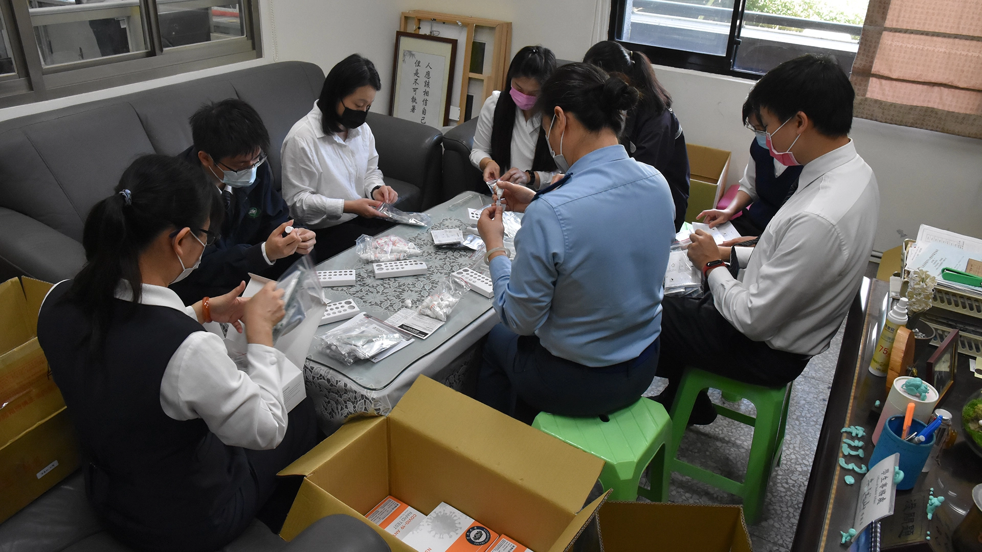 分裝快篩試劑,免費提供五專四年級實習學生每人二支。
