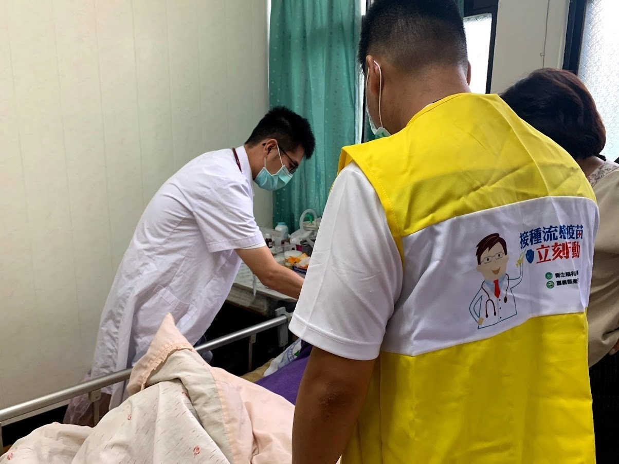梅山衛生所醫療團隊,為臥床者提供到宅服務。