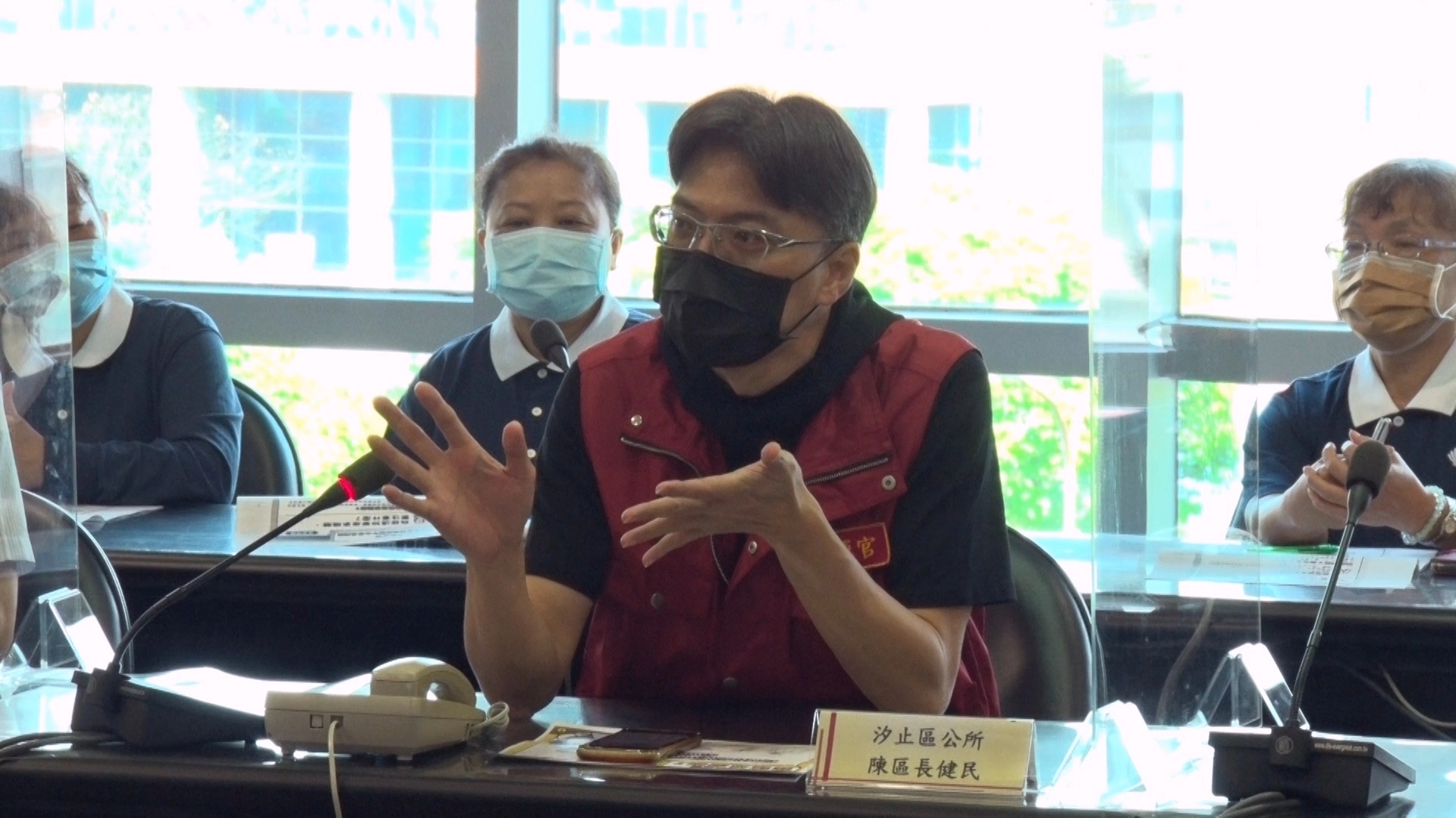 汐止區長陳健民表示,公所期許維持推動「居家照顧關懷中心」的運作更完善,很感恩在各個階段有慈濟志工主動投入電話關懷行列。