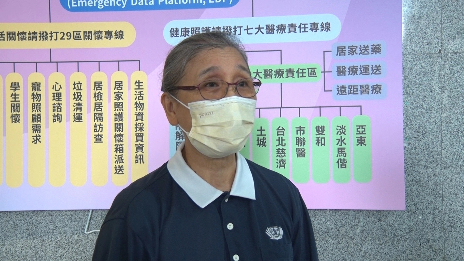 慈濟志工王麗月表示,「電話關懷可以讓居家照顧者聽到志工的聲音,安定他們的心」。
