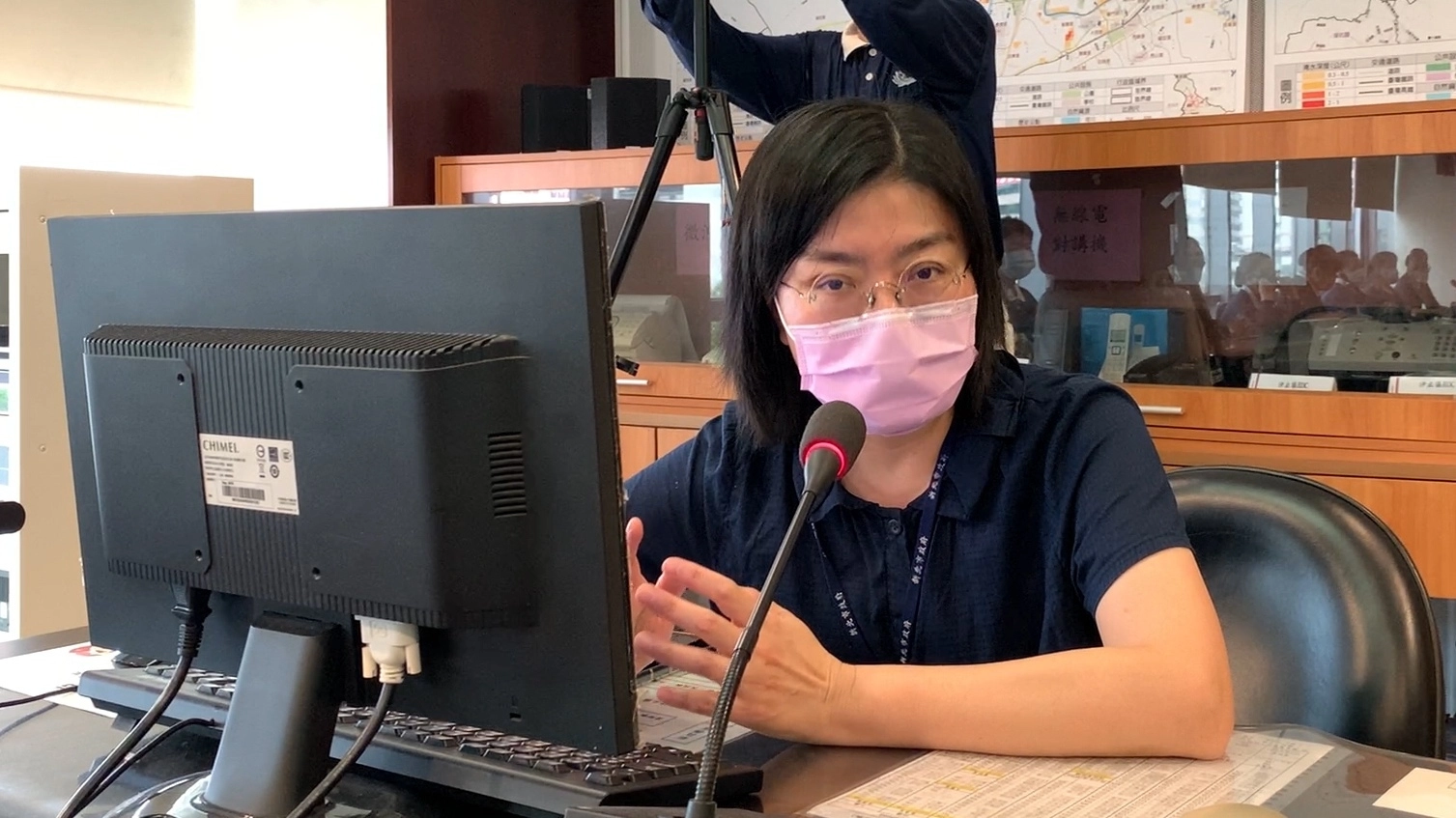 劉曉玉課長表示,志工象徵穩定的精神,穿著藍天白雲穿梭其中,夥伴們就會感覺到暖流在那邊。