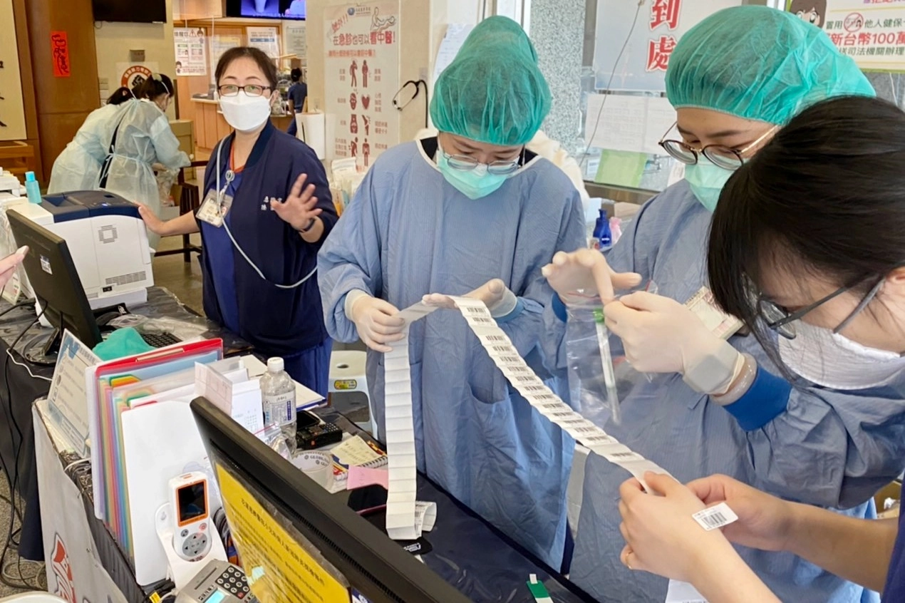 目前花蓮慈院急診團隊全數解隔歸隊,重返防疫第一線並肩作戰,為防疫工作挹注堅實力量。