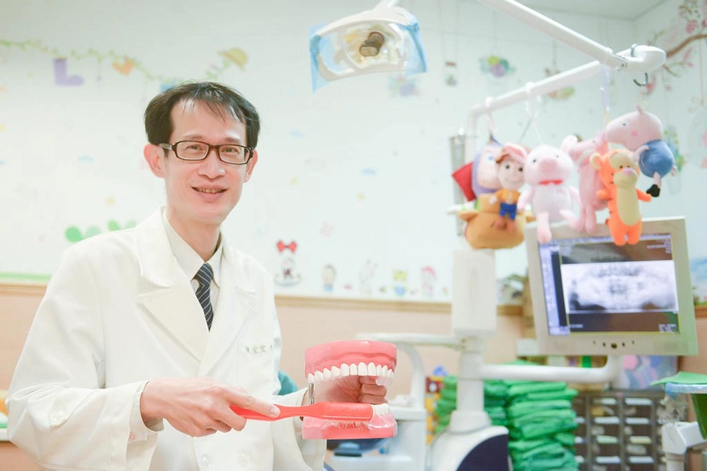 陳宜宏醫師提醒,幼兒的口腔健康需靠家長及照護者共同把關。