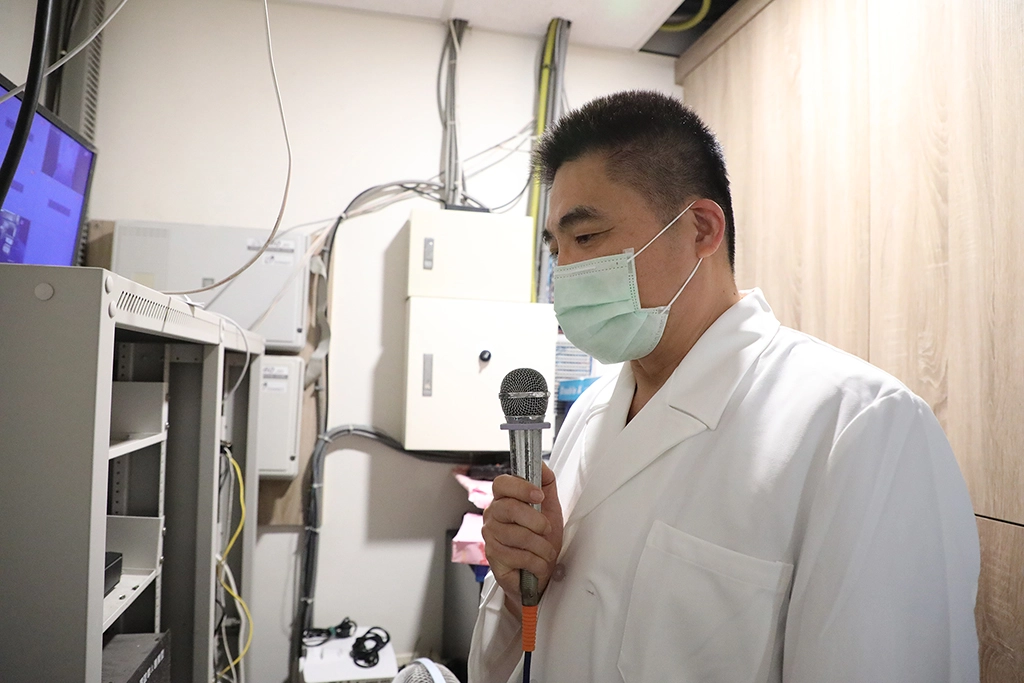 花蓮慈院羅慶徽副院長透過廣播系統,以及視訊通話方式,分享「安住身心靈妙方」鼓勵在加強型防疫旅館中的隔離住民。