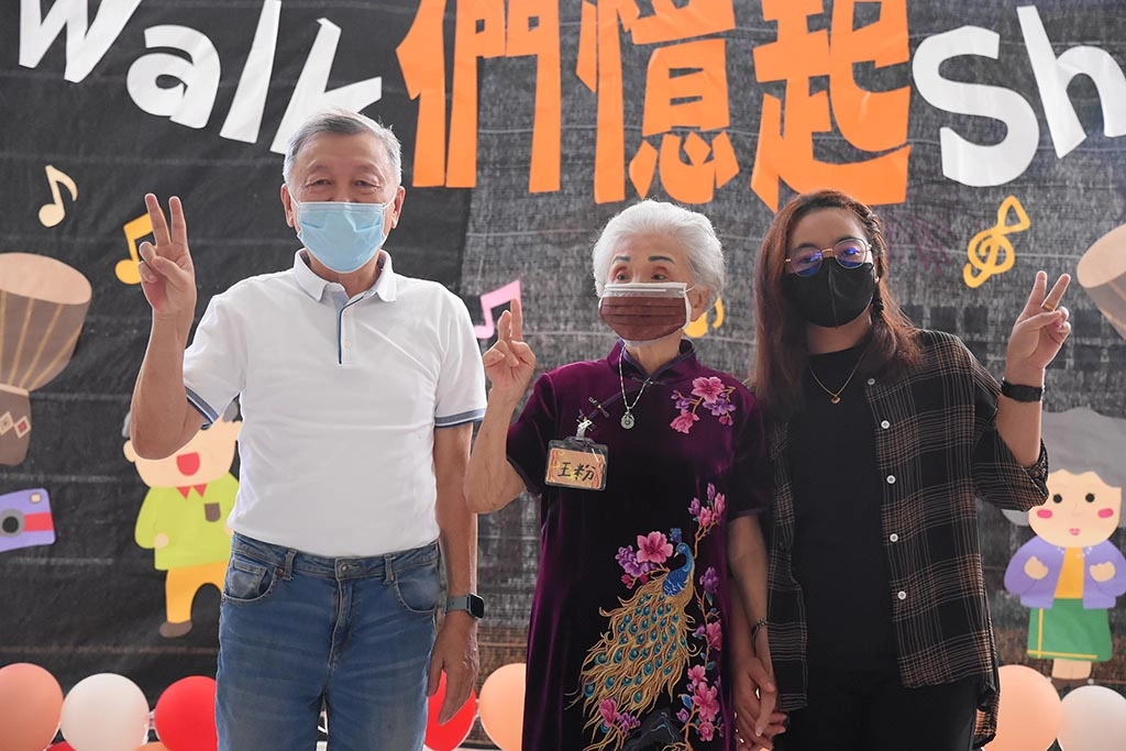 愛漂亮的102歲高齡王阿嬤(中)特地sedo頭髮,身穿當初100歲慶生的紫紅色旗袍。