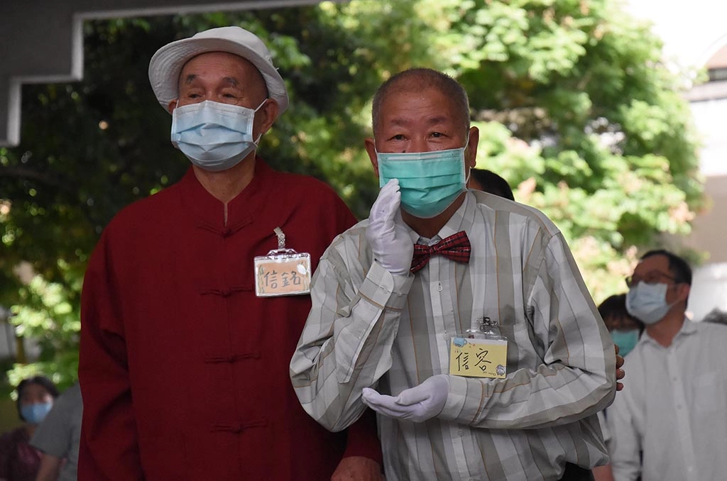 身穿襯衫、打領結的阿公,也是帥氣滿分,還「自動停格」擺pose。