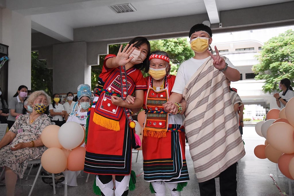 88歲的李阿嬤,特地穿上傳統阿美族服飾上台,充分展現在地的原民風情!