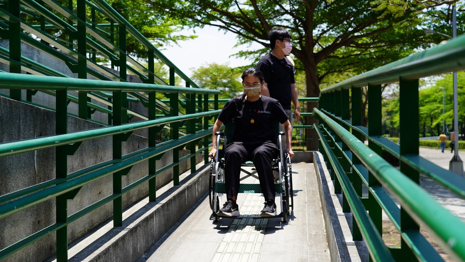 伊甸協同職能治療師勘查校園無障礙設施,並於講堂上分享