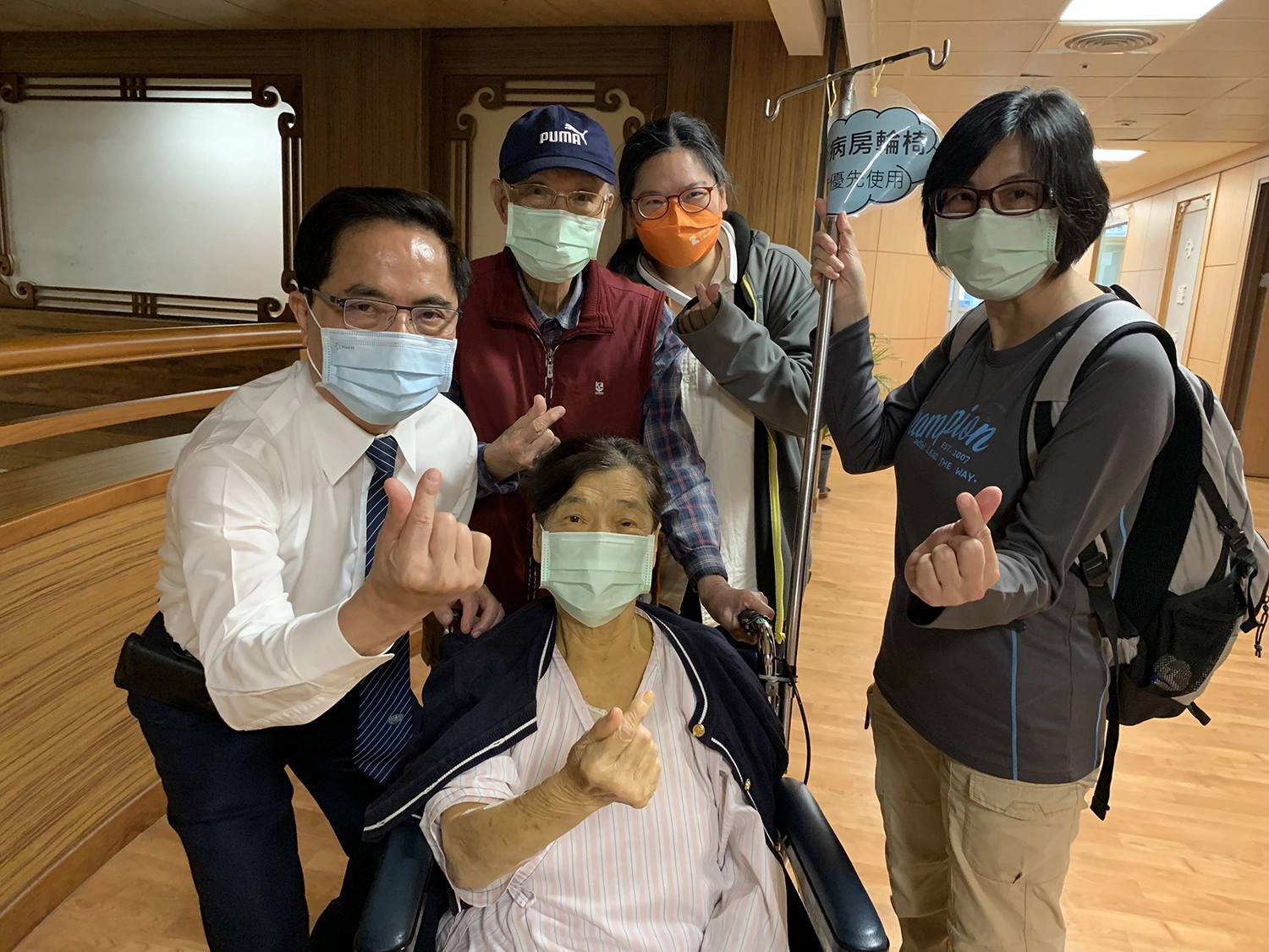 林欣榮院長時常關懷、鼓舞嚴淑真師姊。(徐玲玲攝)