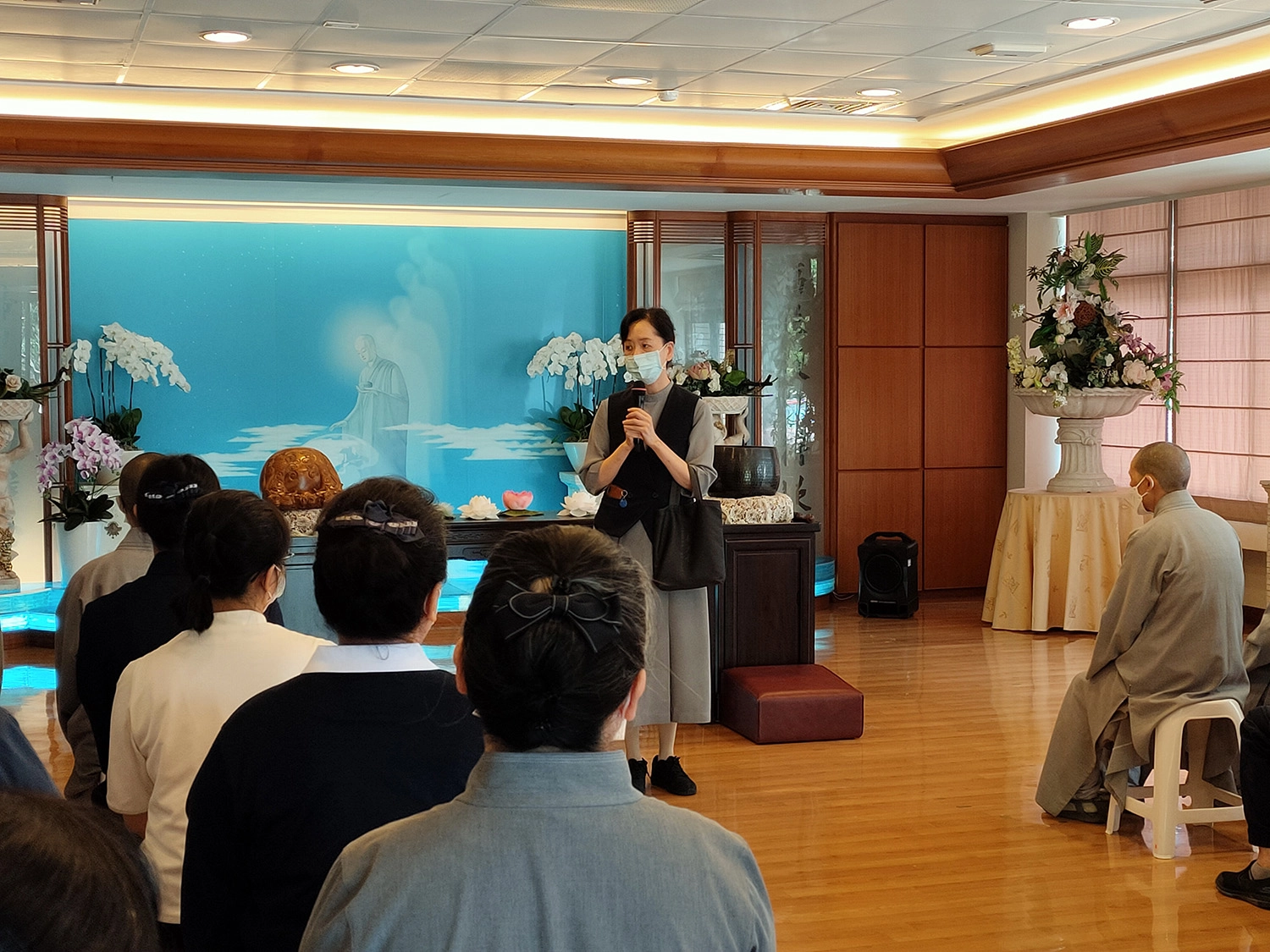 花蓮慈院啟業第一批行政同仁徐玲玲高專,致詞回憶她心中的「嚴老師」身影。(劉明繐攝)