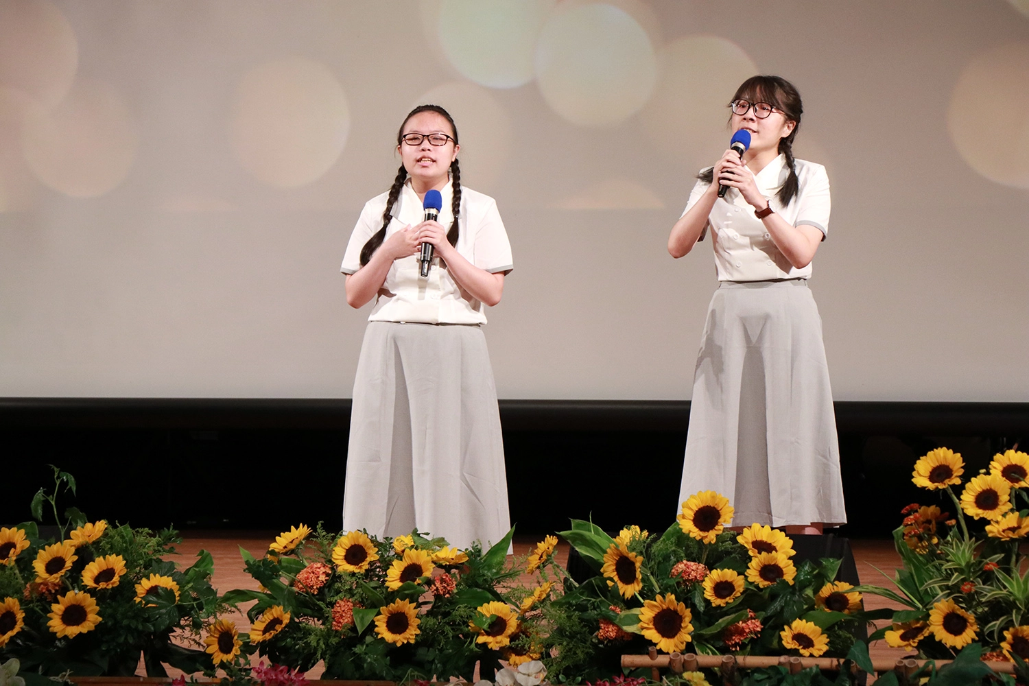 慈大黑潮之聲合唱團獻唱《We Can Be Kind》讓我們團結起來,不論明天會有什麼困難,困難並不可怕,可怕的是內心失去了愛。