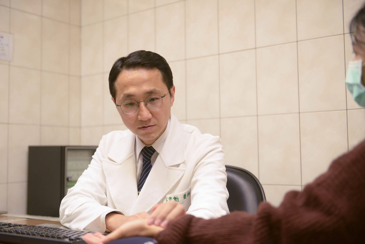 呂秉勳醫師看診示意照。