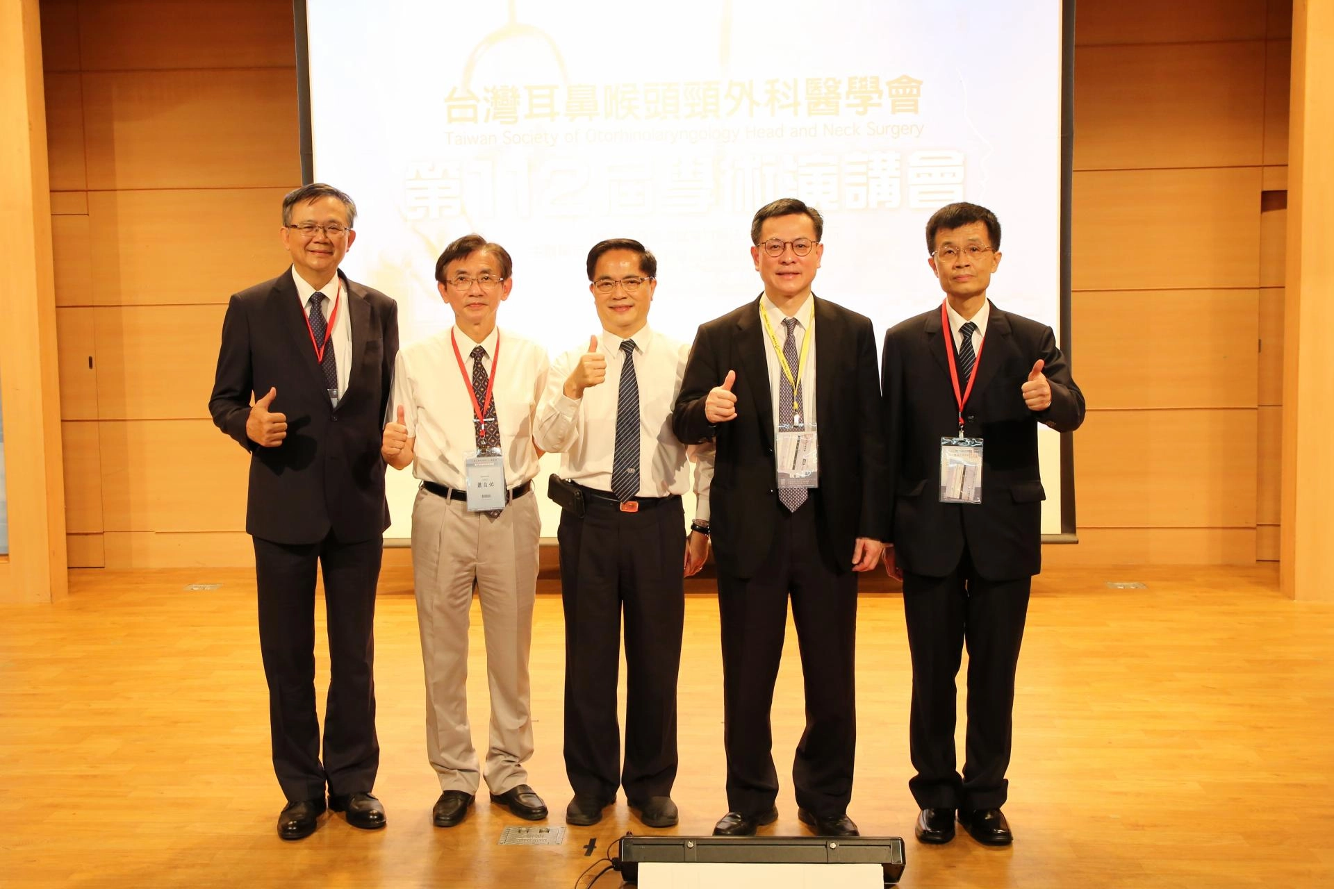 睽違十六年,台灣耳鼻喉頭頸外科醫學會終於再度回到花蓮舉辦學術演講會,左起台灣耳鼻喉科醫學會前理事長蕭安穗、監察院監察委員蕭自佑、花蓮慈院林欣榮院長、台灣耳鼻喉科醫學會理事長陳穆寬、花蓮慈院副院長陳培榕。