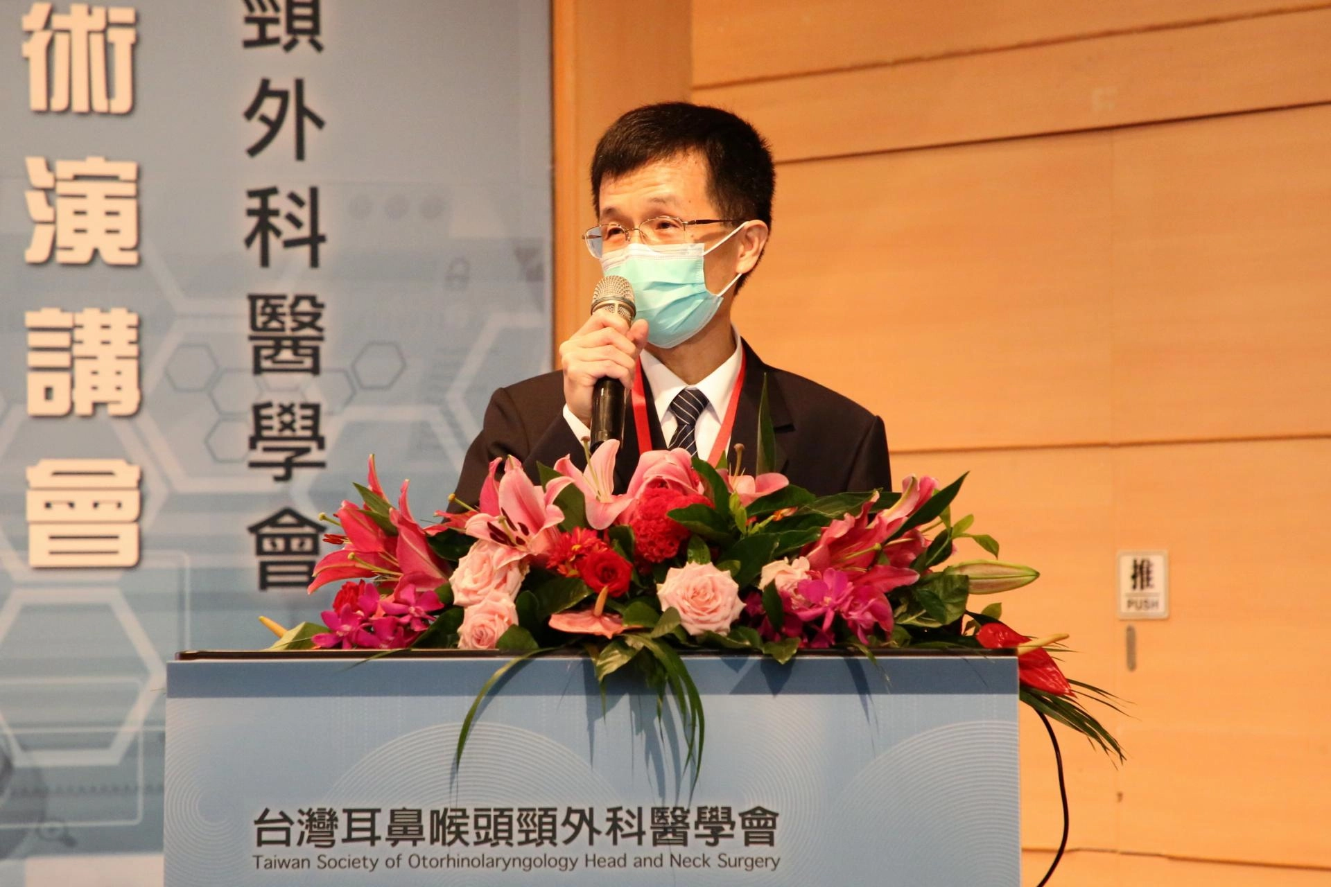帶領耳鼻喉科團隊舉辦112屆學術演講會的花蓮慈院副院長陳培榕表示,藉由舉辦醫學會,耳鼻喉科醫師、相關專業人員及各醫療院所能相互砥礪與分享。