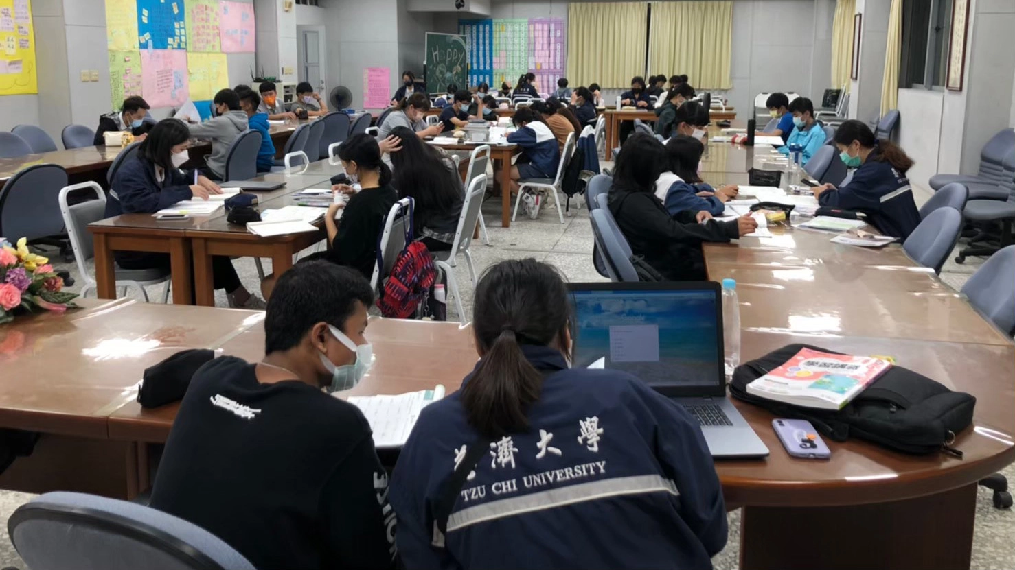 慈中心光天使課輔方案,主要由慈濟大學師培生組成,陪伴高三學生進行考卷檢討、複習和會考準備,總計112人共同投入此專案。