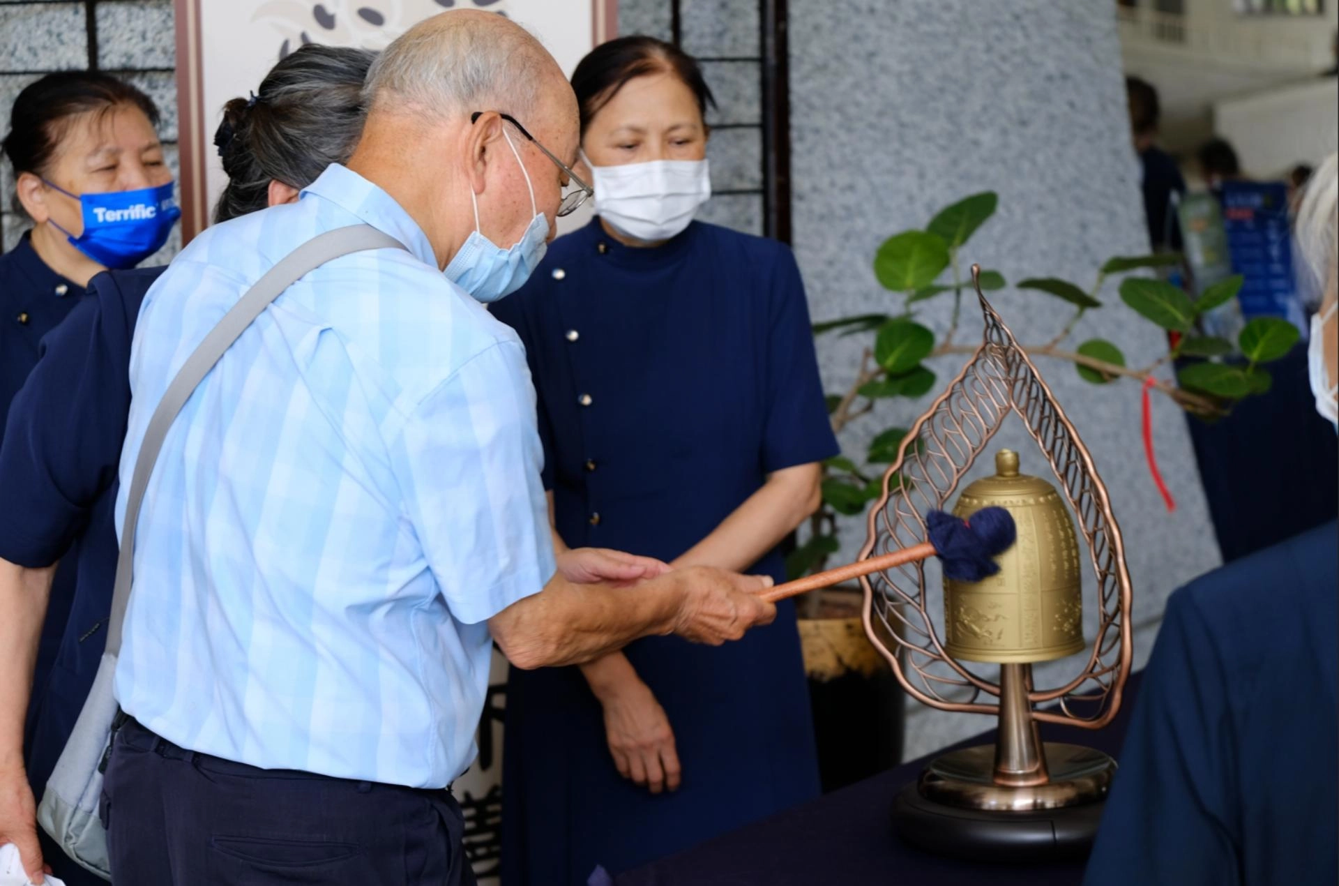 民眾不分老少「咚」、「噹」敲響鐘鼓,更藉著敲鐘祈福、安住己心。