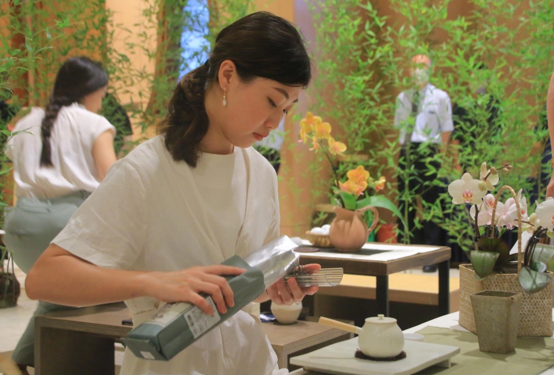 「經由閱讀和品茶,讓美進駐心靈。」莊家郁輕輕倒出茶葉為民眾奉茶,希望大家體驗美的意境。