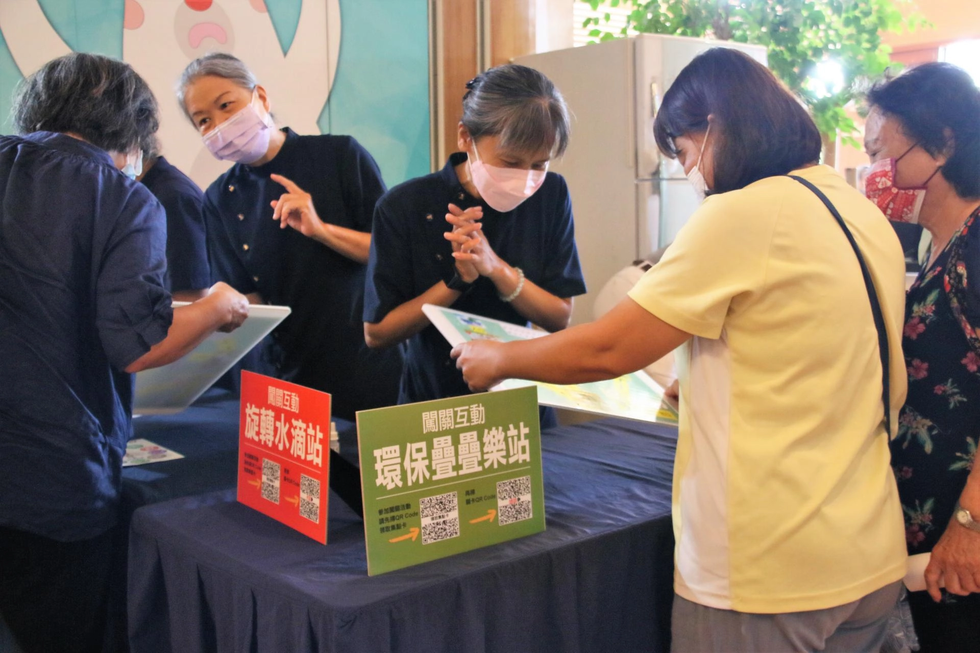 環保拼圖闖關互動-環保疊疊樂站以參與及互動劇場的方式呈現,從戲劇中教導孩子們正確的防災觀念,將環境教育的知識傳達給觀眾,以愛護地球為共同之目標。