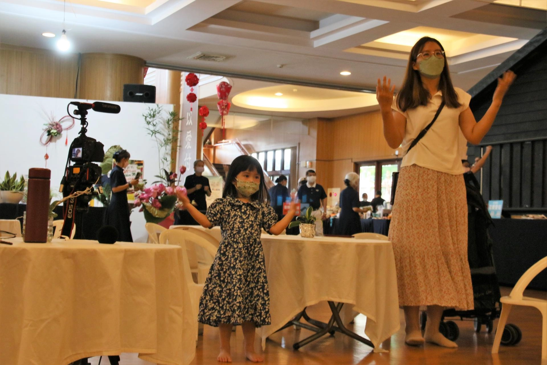 年輕的芳紜帶著3歲多的孩子,隨著現場帶動的音樂旋律,開心的手足舞蹈了起來。