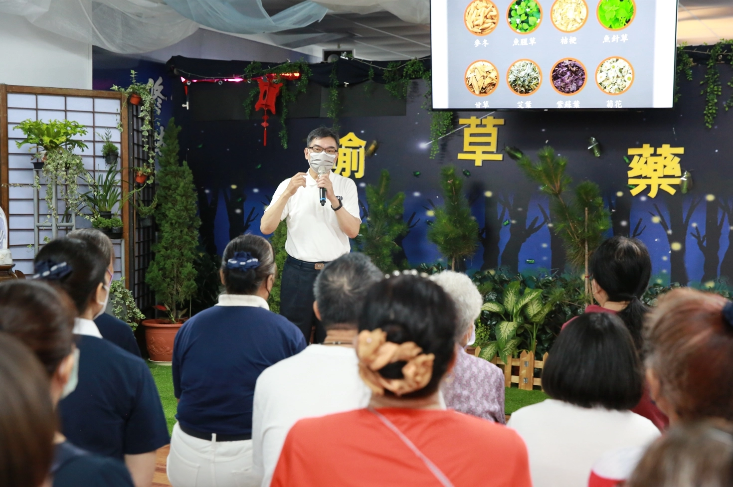 中醫師蔡三郎是慈濟人醫會的成員，本身是虔誠佛教徒，把藥草理論跟經文做結合，一場淺白易懂的佛法對話，讓大眾輕鬆理解。