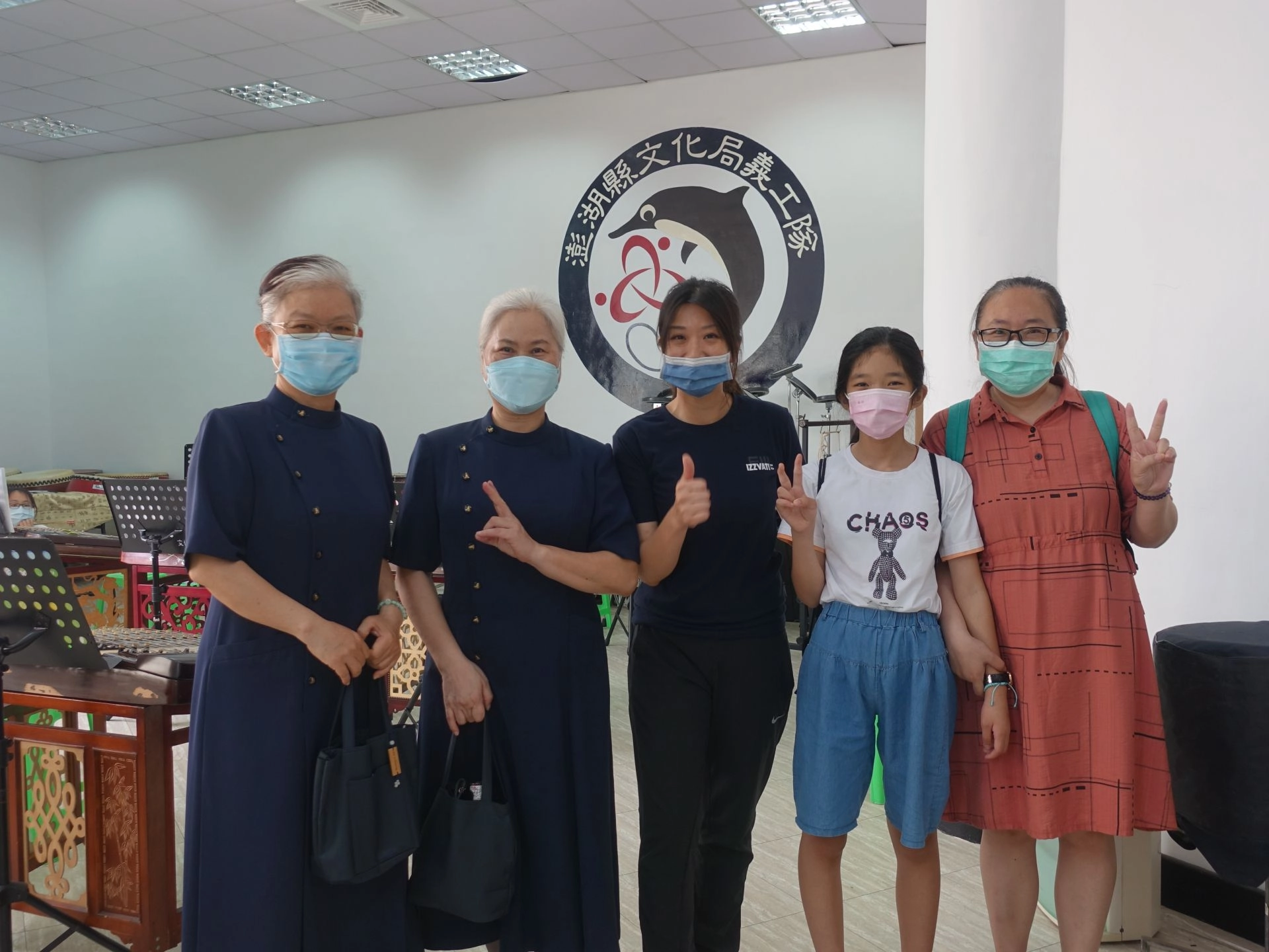 慈濟志工蔡麗春(左二)一路看著黃宜萱的母親(右一)與黃宜萱(右二)的艱辛與努力,非常感動。