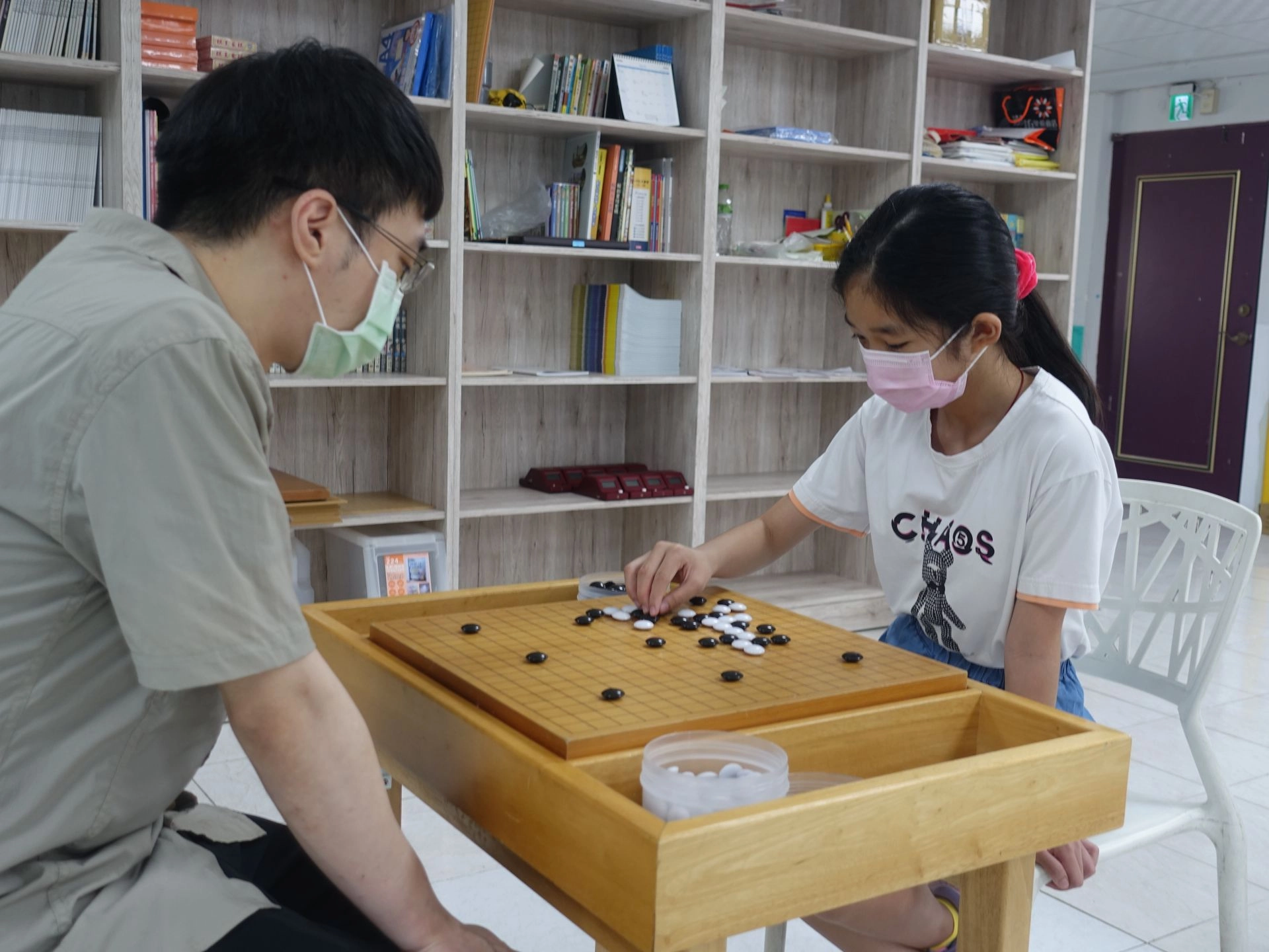 2022年最年輕的總統教育獎得主黃宜萱(右),希望可以跟她的圍棋老師林康(左)一樣,當一個助人的圍棋老師。