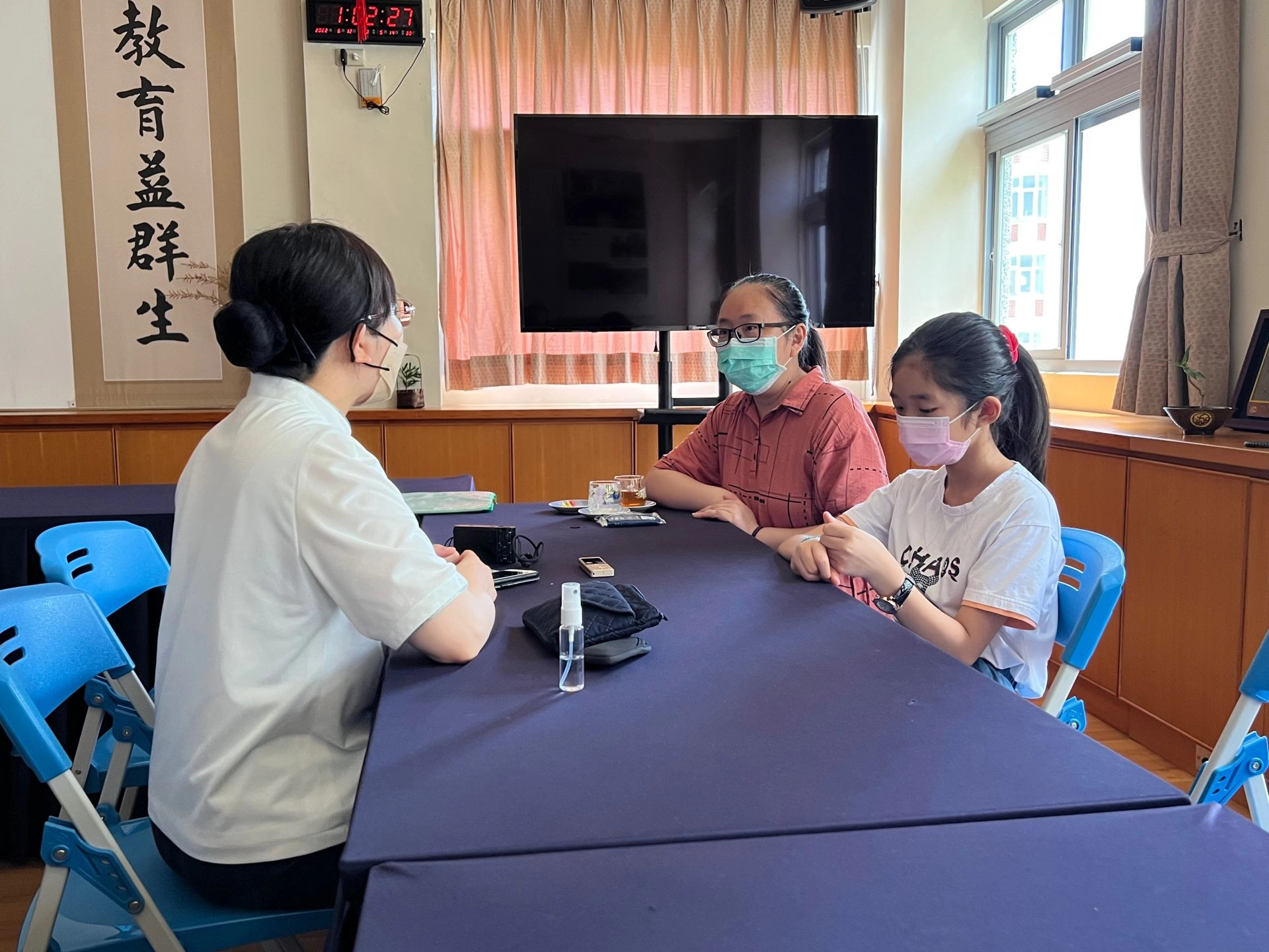 黃宜萱的母親(中)向TCnews慈善新聞網記者分享:如果不是慈濟志工三不五時的關心詢問,我們是不會主動開口請求幫忙。