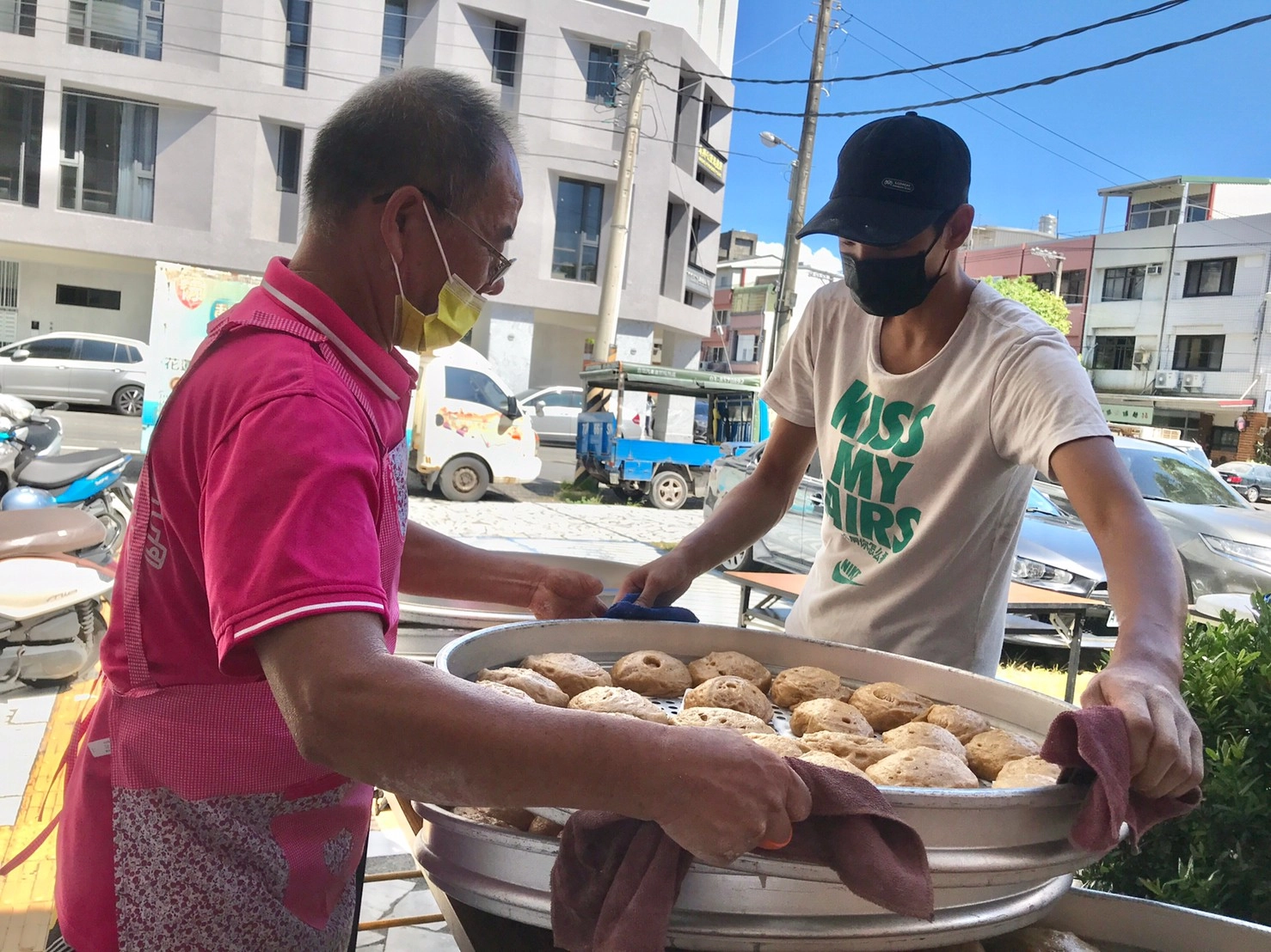 饅頭哥哥帶著花蓮家扶孩子一同抬起剛出爐饅頭