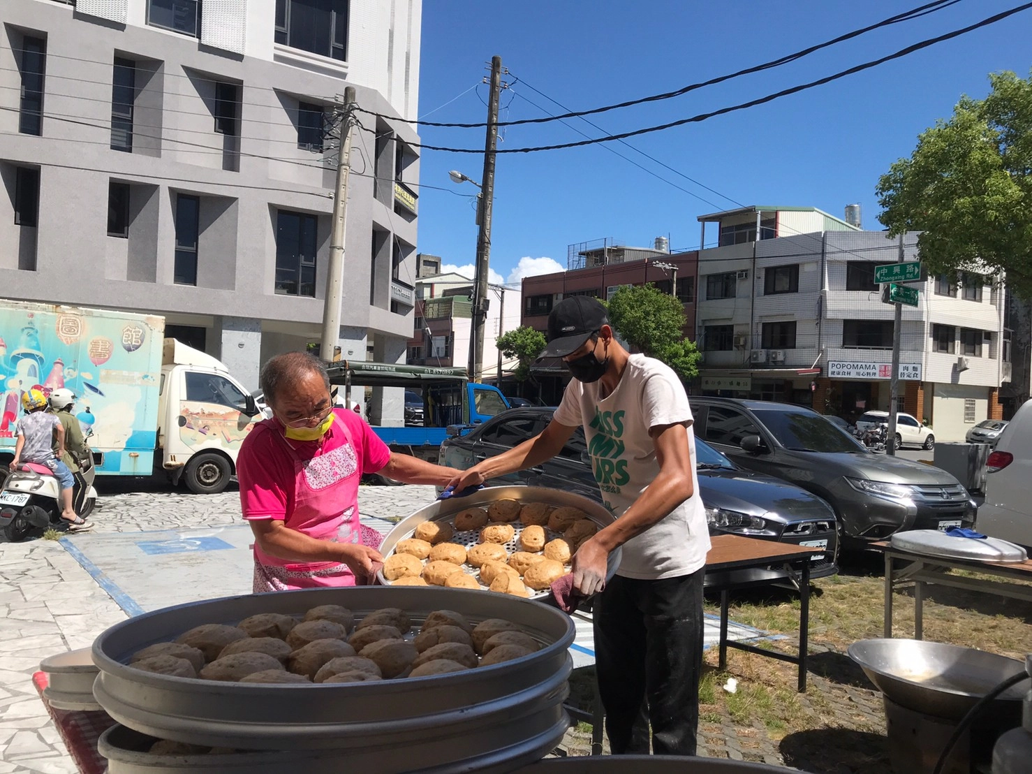 饅頭哥哥帶著花蓮家扶孩子抬起出爐的愛心饅頭。