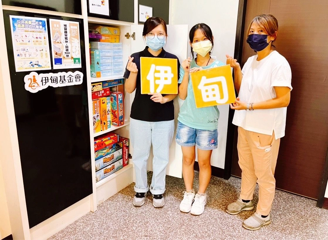 學員小嘉(中)在伊甸社工胡又文(左)與整理師鄭欣怡(右)的陪伴下,快速地掌握整理師的工作技巧