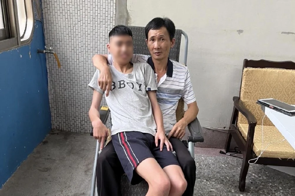 「不敢休息,一休息就斷炊!」慢飛天使小志與辛苦的爸爸。身心障礙兒的父母是全年沒有下班的長期抗戰 ……