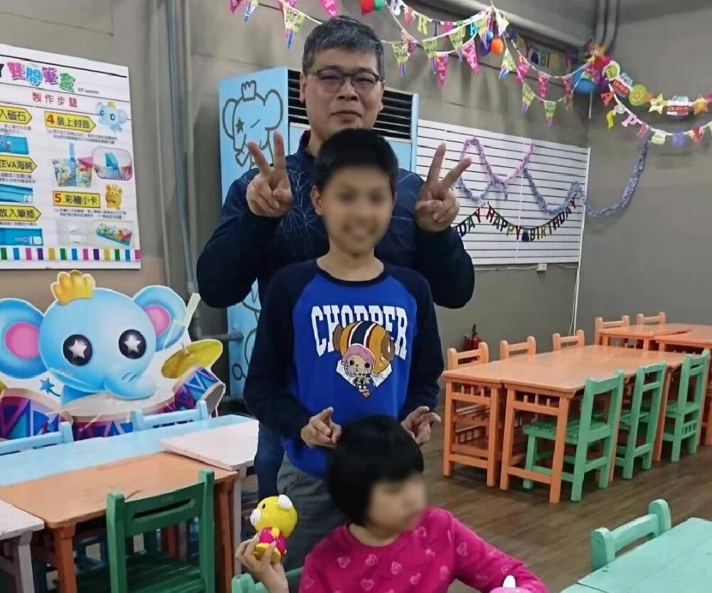 「慢飛樂兒」與哥哥爸爸合照。長大後該如何融入社會?爸爸離世後,如何賺取生活基本所需?...是父母最深的擔憂。