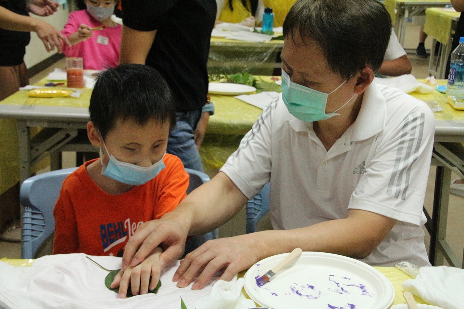 旗政與6歲的兒子小傑第一次體驗拓印活動,豐富多樣的葉子,讓小傑更是難得全程參與。