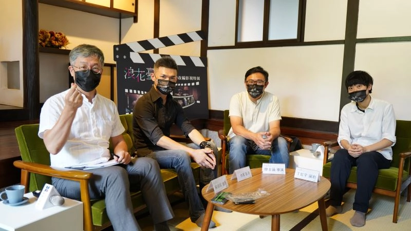 (左起)臺文館館長蘇碩斌、作家臥斧、導演廖士涵、編劇丁虹宇帶來精采開幕講座「改編與創作」。