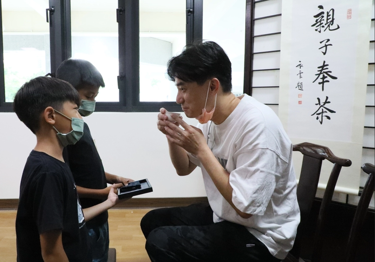 參加活動的孩子們要先學會感謝父母恩,再接受祝福,晚輩向長輩奉茶。