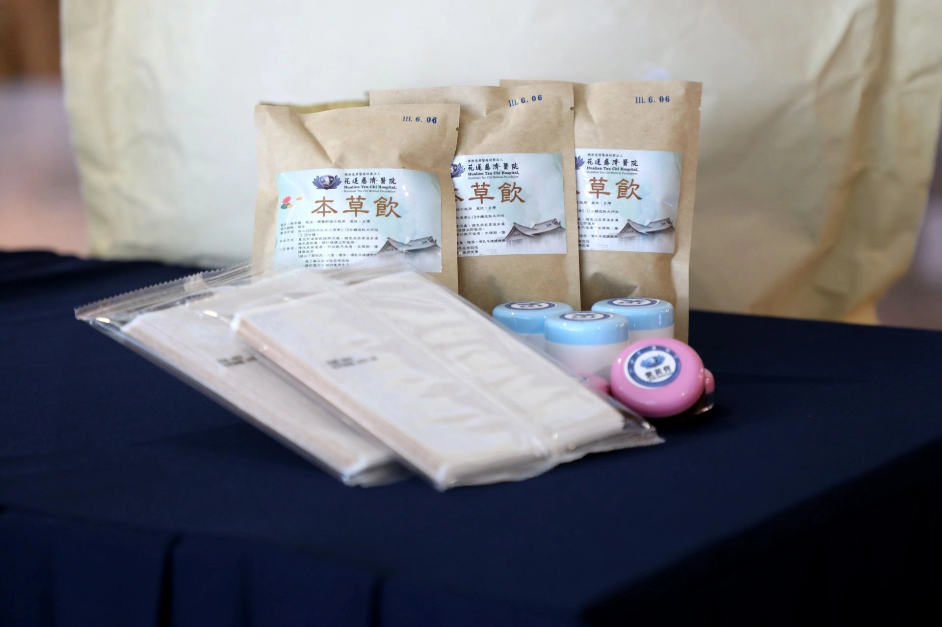 由花蓮慈院中醫部籌備捐贈物資,包括400包淨斯本草飲茶包,以及50罐紫黃膏、30罐金瘡膏、500片藥布。
