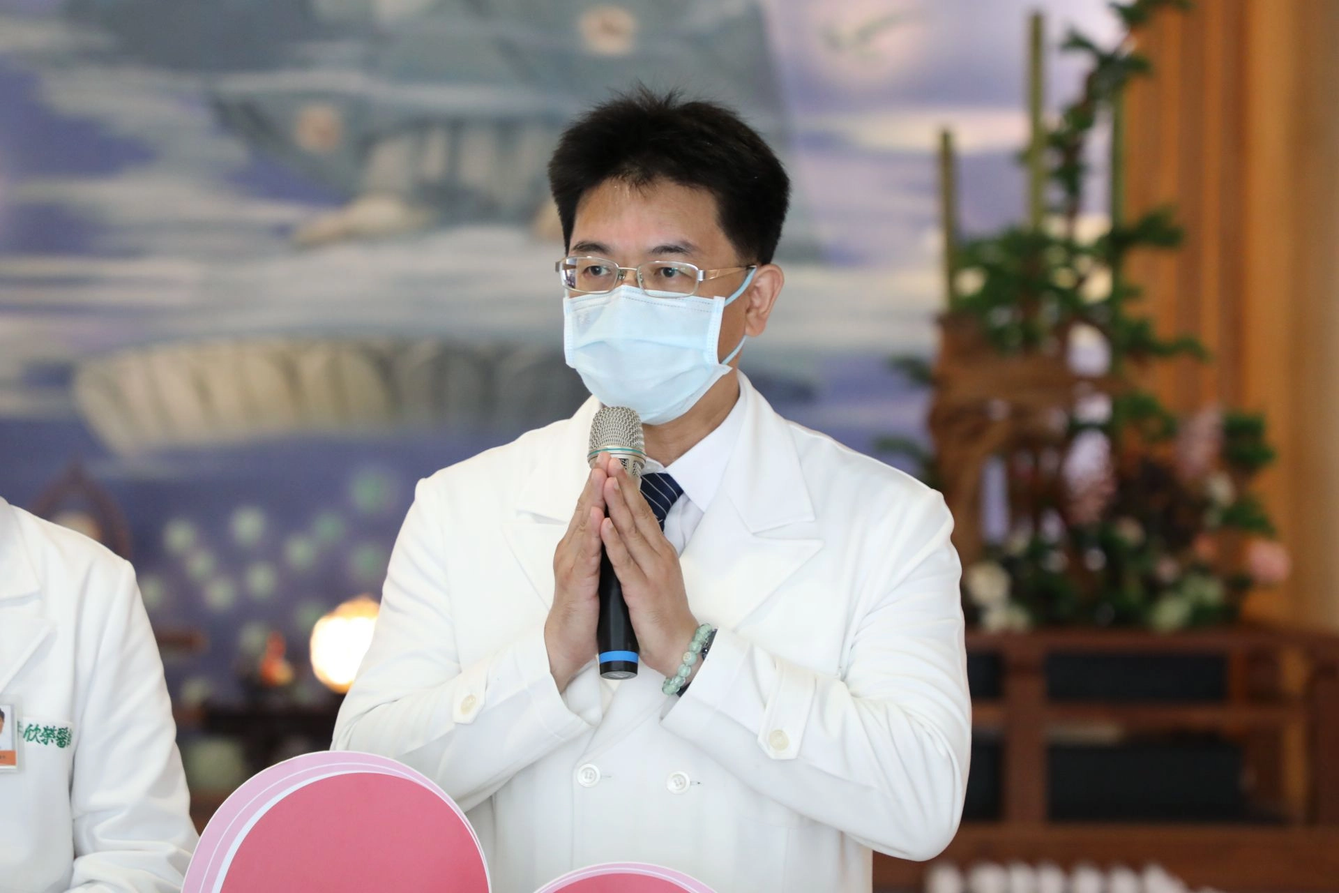 花蓮慈院副院長何宗融表示,考慮到辛巴威民眾就診不便,因此挑選藥膏和貼布作為物資,讓民眾身體感覺不適就能夠立即得到改善。