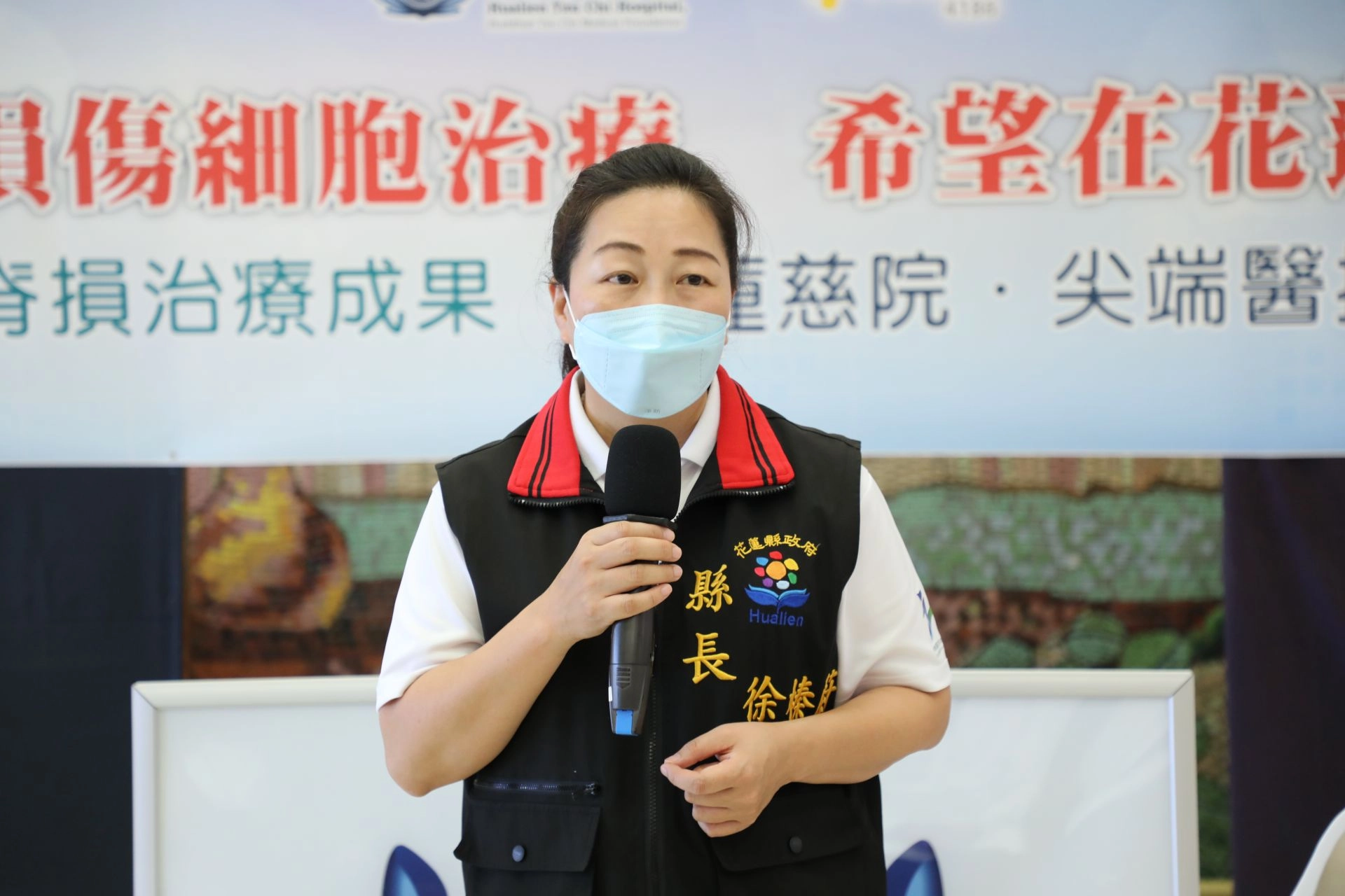花蓮縣長徐榛蔚表示,看簡先生從躺到坐,到站到能靠助行器走,除了醫療的團隊的細心診療外,並與生醫科技合作,不僅逆轉了簡先生的人生,也翻轉了他的家庭及生命歷程。