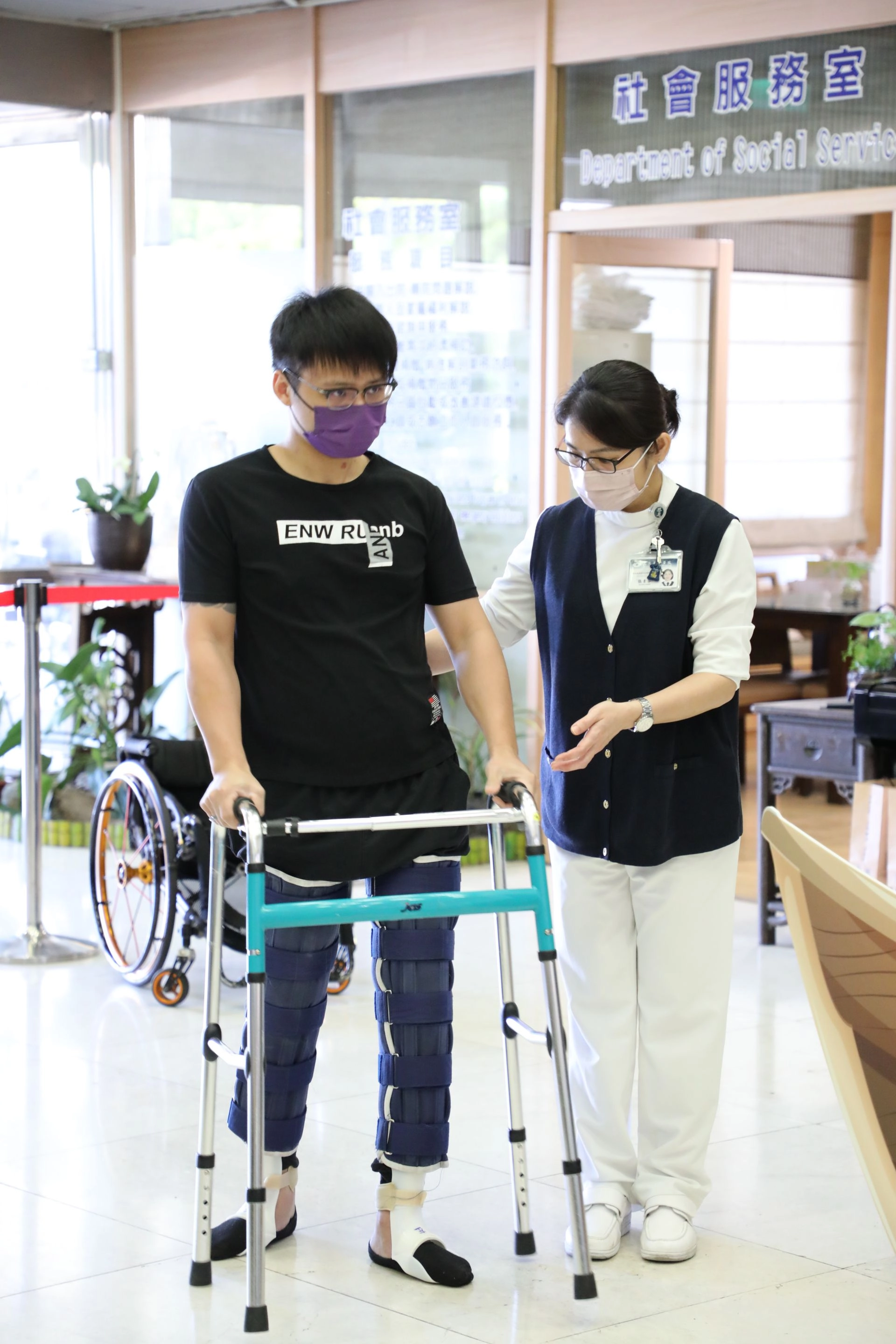 「感覺到雙下肢的肌肉比較有力一點。」簡先生也分享,以輔具能站立外,還能控制腿部一步一步往前走。