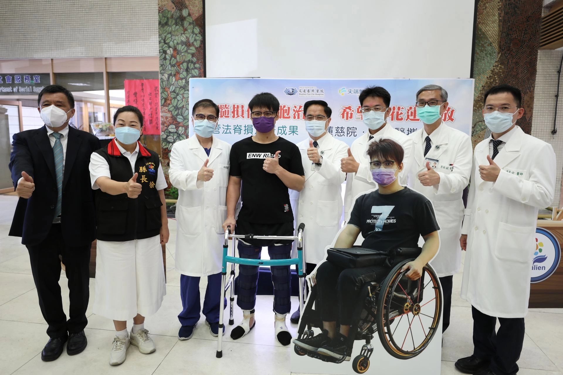 花蓮慈濟醫院與尖端醫合作自體骨髓間質幹細胞治療脊髓損傷申請計畫的第一例簡先生,也是臺灣第一位脊髓損傷超過五年,經細胞治療後還能重新站起的病友,在8月9日分享他的「輪生逆轉勝」。